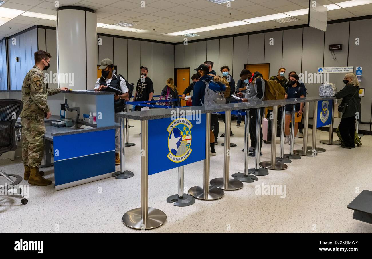 I passeggeri del primo volo Patriot Express effettuano il check-in con il 727th Air Mobility Squadron presso il terminal passeggeri della Royal Air Force Mildenhall dopo il deimbarco dal loro volo per la RAF Mildenhall, Inghilterra, 20 settembre 2022. Il volo Patriot Express, noto anche come rotator, è un volo charter commerciale del Dipartimento della difesa che fornisce supporto internazionale ai militari e civili statunitensi e alle loro famiglie che cambiano stazione in modo permanente nel Regno Unito. 100th ARW, Air Mobility Command, Department of Defense, Patriot Express, RAF Mildenhall, USAFE, Foto Stock
