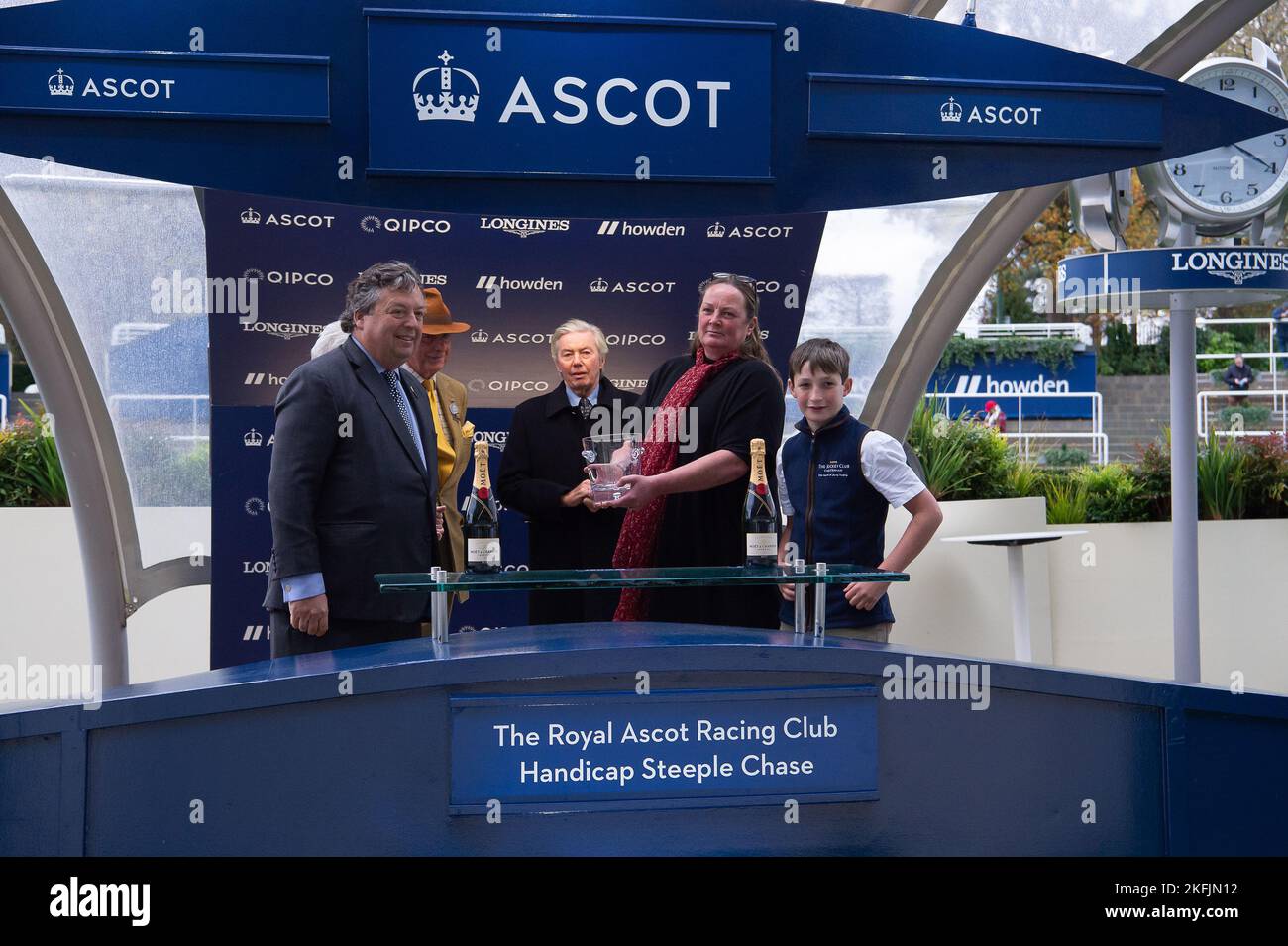 Ascot, Berkshire, Regno Unito. 18th Novembre 2022. La presentazione dei vincitori. Jockey Kielan Woods a cavallo il tuo Darling vincitore del Royal Ascot Racing Club handicap Steeple Chase all'ippodromo di Ascot. Proprietario Lord Vestey. Allenatore ben Pauling, Naunton. Allevatore William Mangan. Sponsor Fitzdares Foto Stock