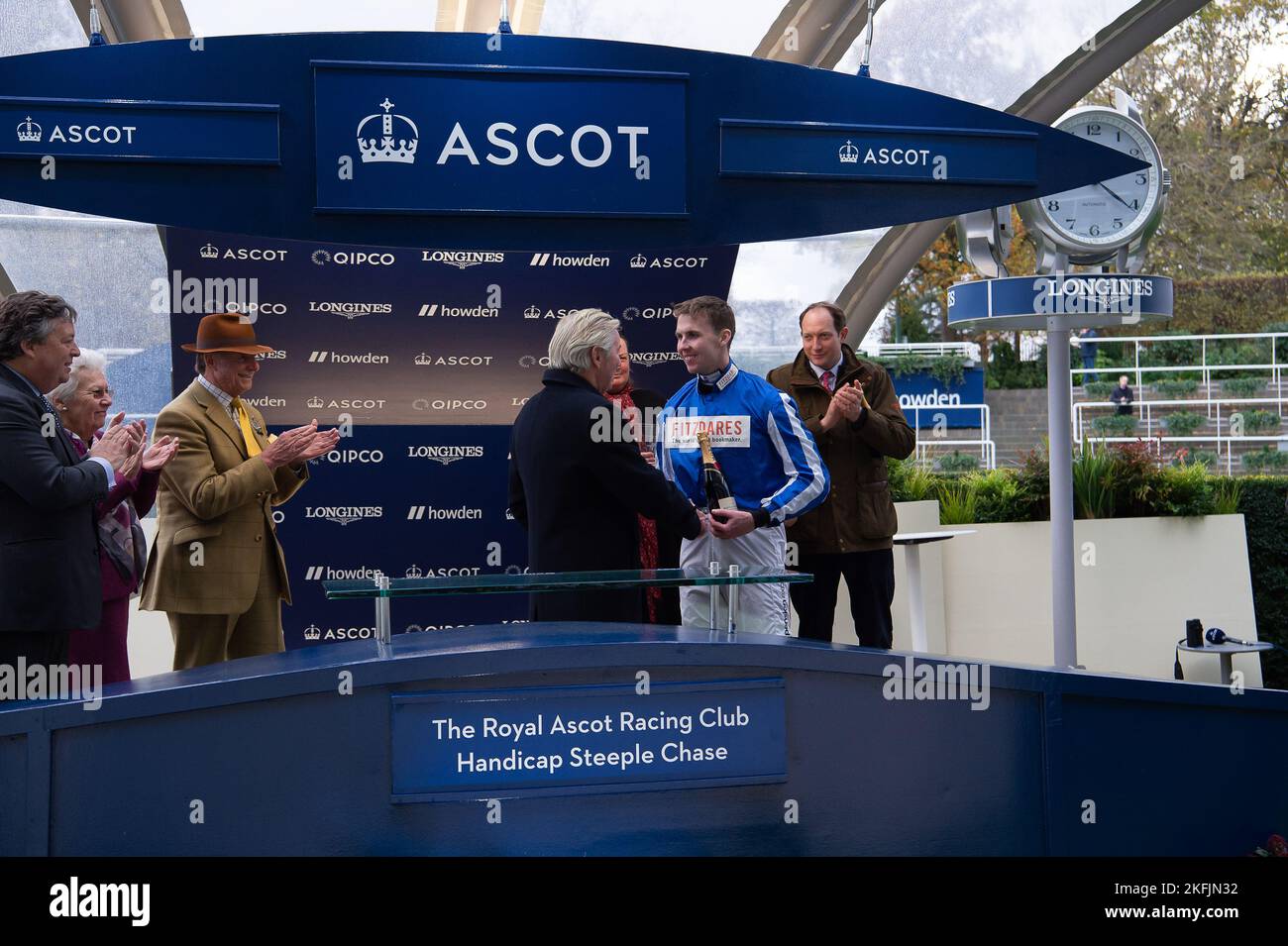 Ascot, Berkshire, Regno Unito. 18th Novembre 2022. La presentazione dei vincitori. Jockey Kielan Woods a cavallo il tuo Darling vincitore del Royal Ascot Racing Club handicap Steeple Chase all'ippodromo di Ascot. Proprietario Lord Vestey. Allenatore ben Pauling, Naunton. Allevatore William Mangan. Sponsor Fitzdares Foto Stock