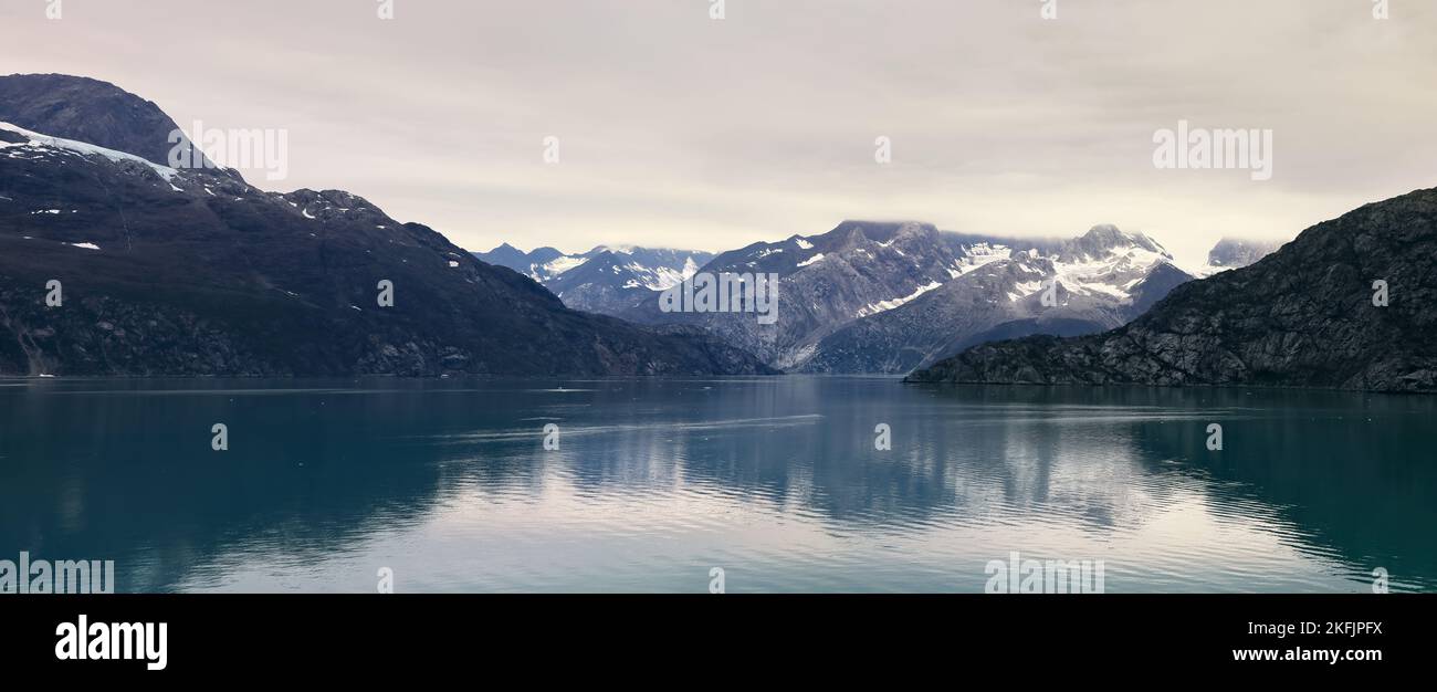 Alaska Glacier Bay montagna oceano. Destinazione protetta della scienza turistica. Cambiamenti al cambiamento climatico e al riscaldamento globale. Area sensibile all'ambiente. Foto Stock