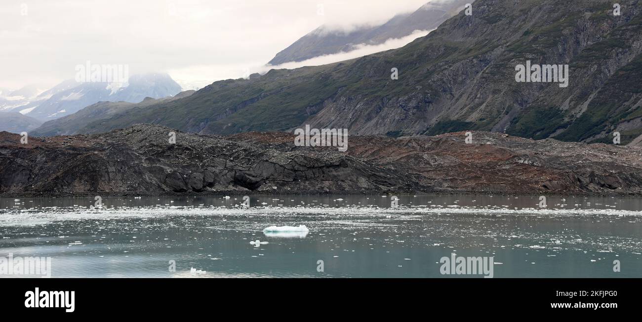 Alaska Glacier Bay montagna oceano. Destinazione protetta della scienza turistica. Cambiamenti al cambiamento climatico e al riscaldamento globale. Area sensibile all'ambiente. Foto Stock