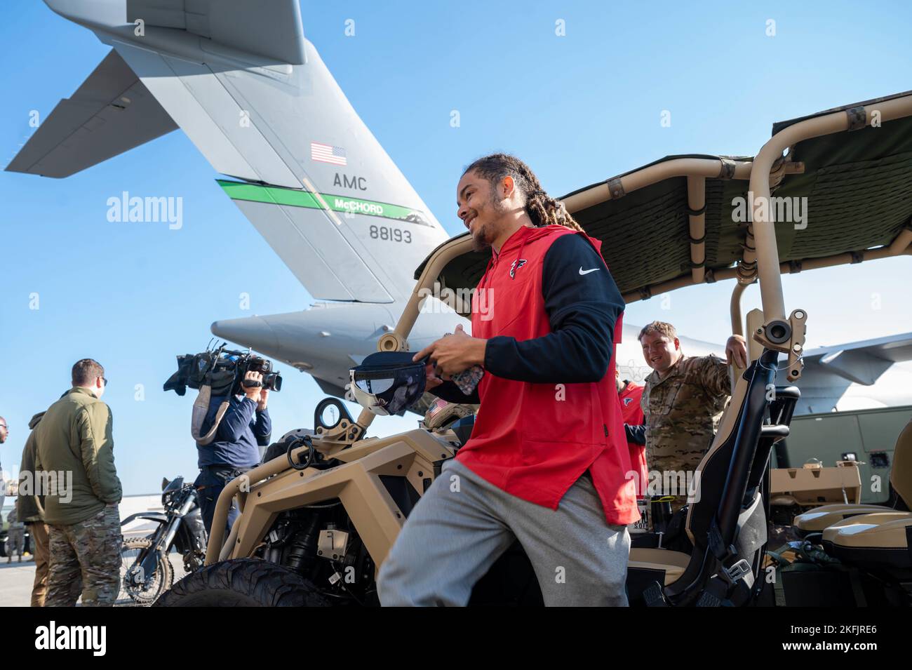 Mike Ford, Atlanta Falcons Cornerback, tour attrezzature militari fornite dal 22nd Special Tactics Squadron alla base congiunta Lewis-McChord, Washington, 20 settembre 2022. I giocatori della National Football League hanno mostrato il loro apprezzamento per i membri del servizio JBLM partecipando a dimostrazioni militari, girando le unità sulla base e incontrando i membri del servizio. Foto Stock