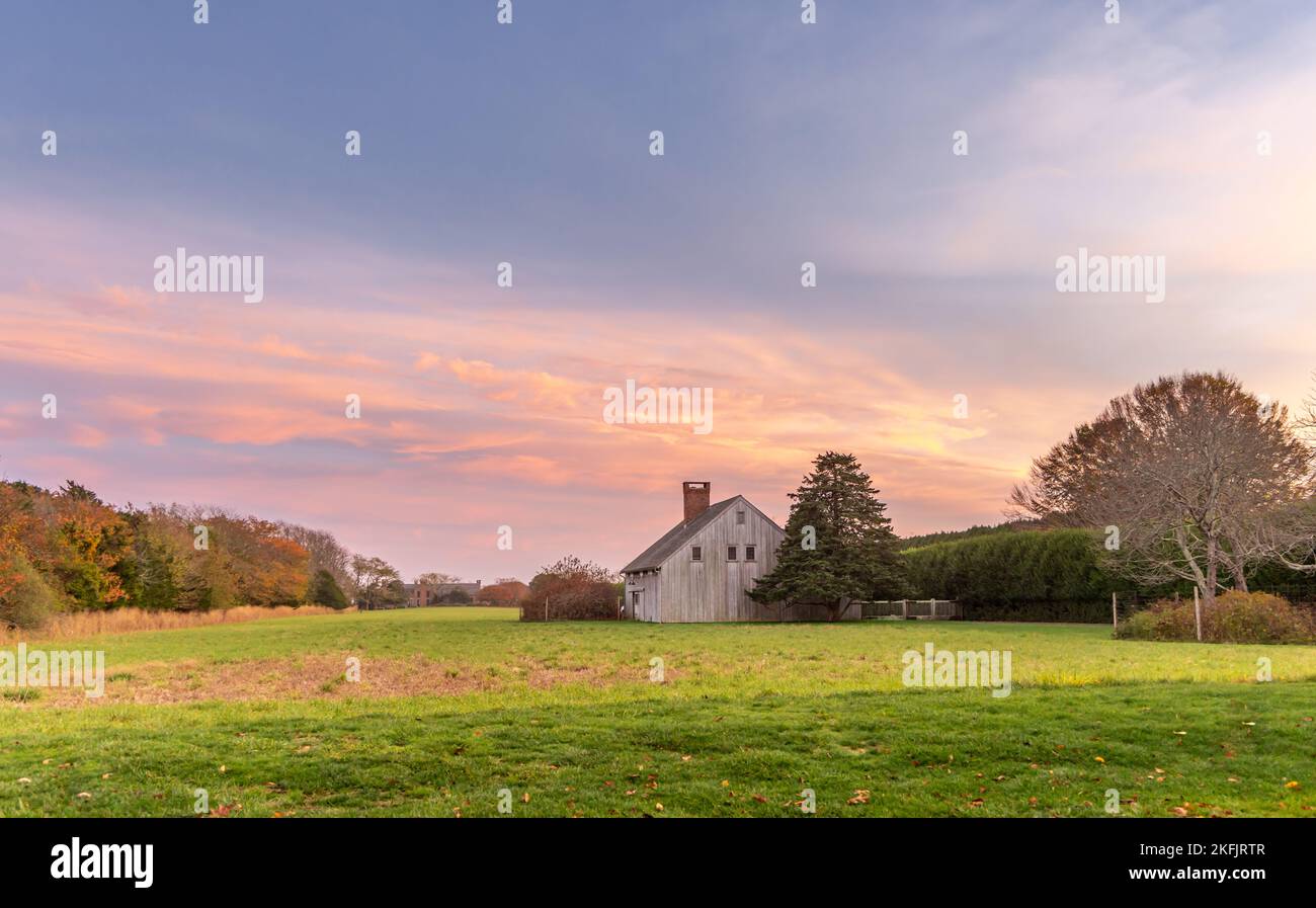 incredibile tramonto su un vecchio fienile trasformato in una casa a 370 più corsia, east hampton, ny Foto Stock