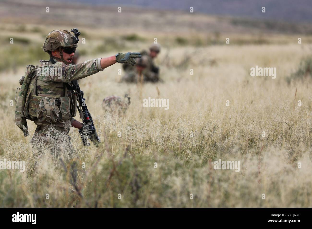 SPC dell'esercito degli Stati Uniti. Tyler Campbell, un uomo di fanteria assegnato a 1st battaglione, 125th reggimento di fanteria, 37th squadra di combattimento della Brigata di fanteria, chiama un obiettivo durante un esercizio di addestramento al fuoco vicino a Fort Bliss, Texas, 1 novembre 2022. I soldati degli anni '1-125 HANNO condotto intense ed estese manovre di squadra durante l'esercizio, utilizzando munizioni dal vivo per simulare un ambiente di combattimento reale, affinando la loro interoperabilità e letalità. (STATI UNITI Foto della Guardia Nazionale militare di staff Sgt. Scott Fletcher) Foto Stock