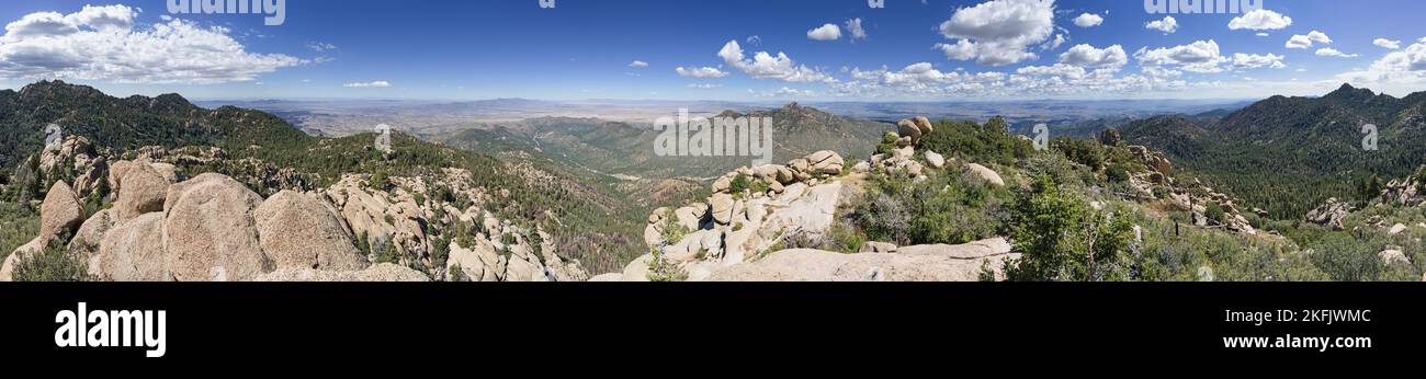 Panorama dalla cima di Aspen Peak nel Parco Hualapai nell'Arizona occidentale Foto Stock