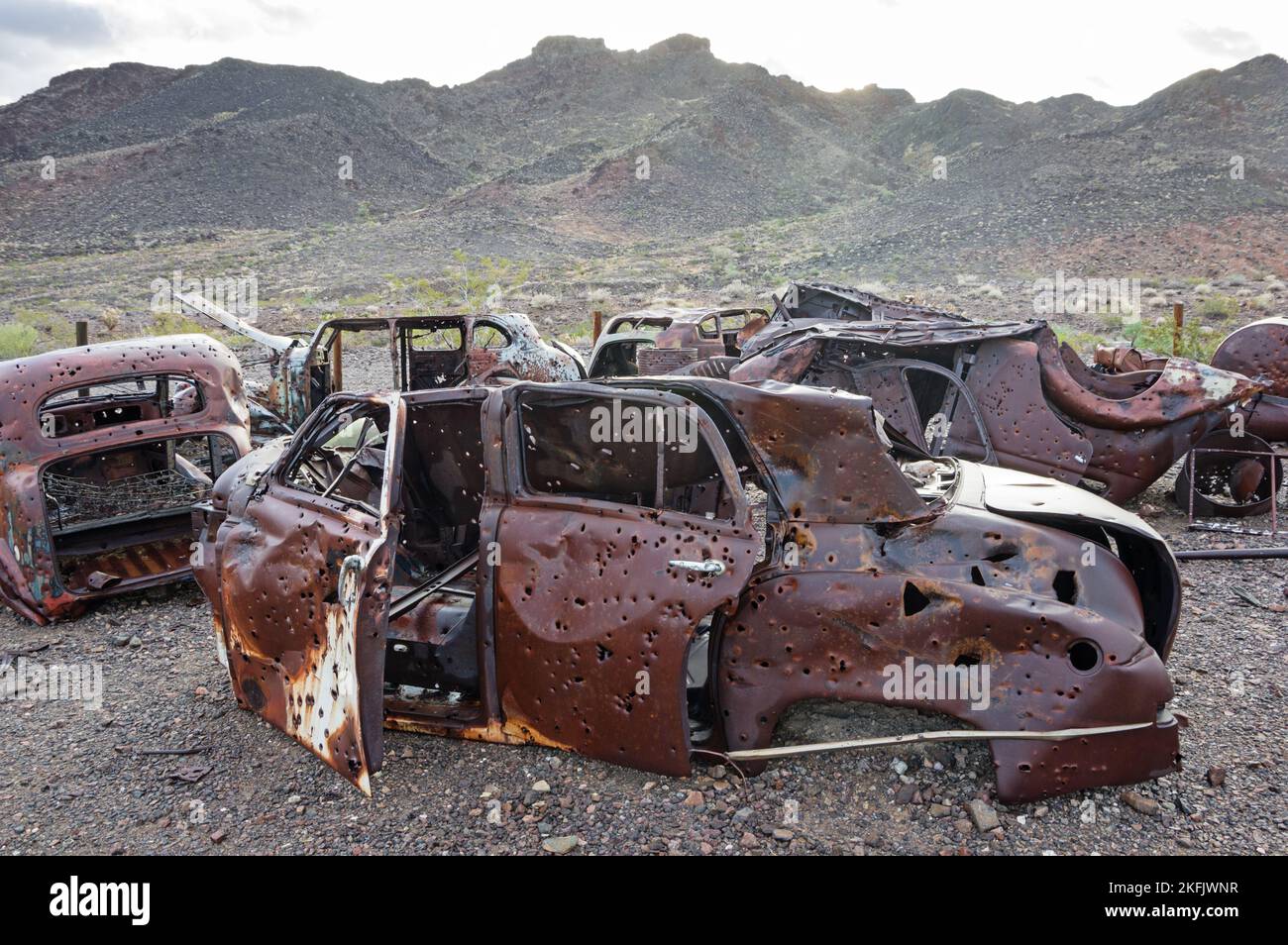 Vecchie auto arrugginite nel Car Corral presso la Charley Browns Cabin area nel deserto di Mojave Foto Stock