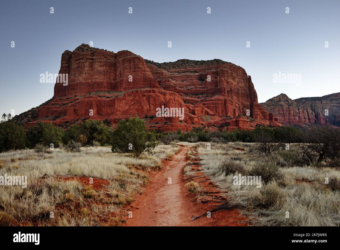 Sentiero verso Courthouse Butte vicino a Sedona Arizona da sud la mattina presto Foto Stock