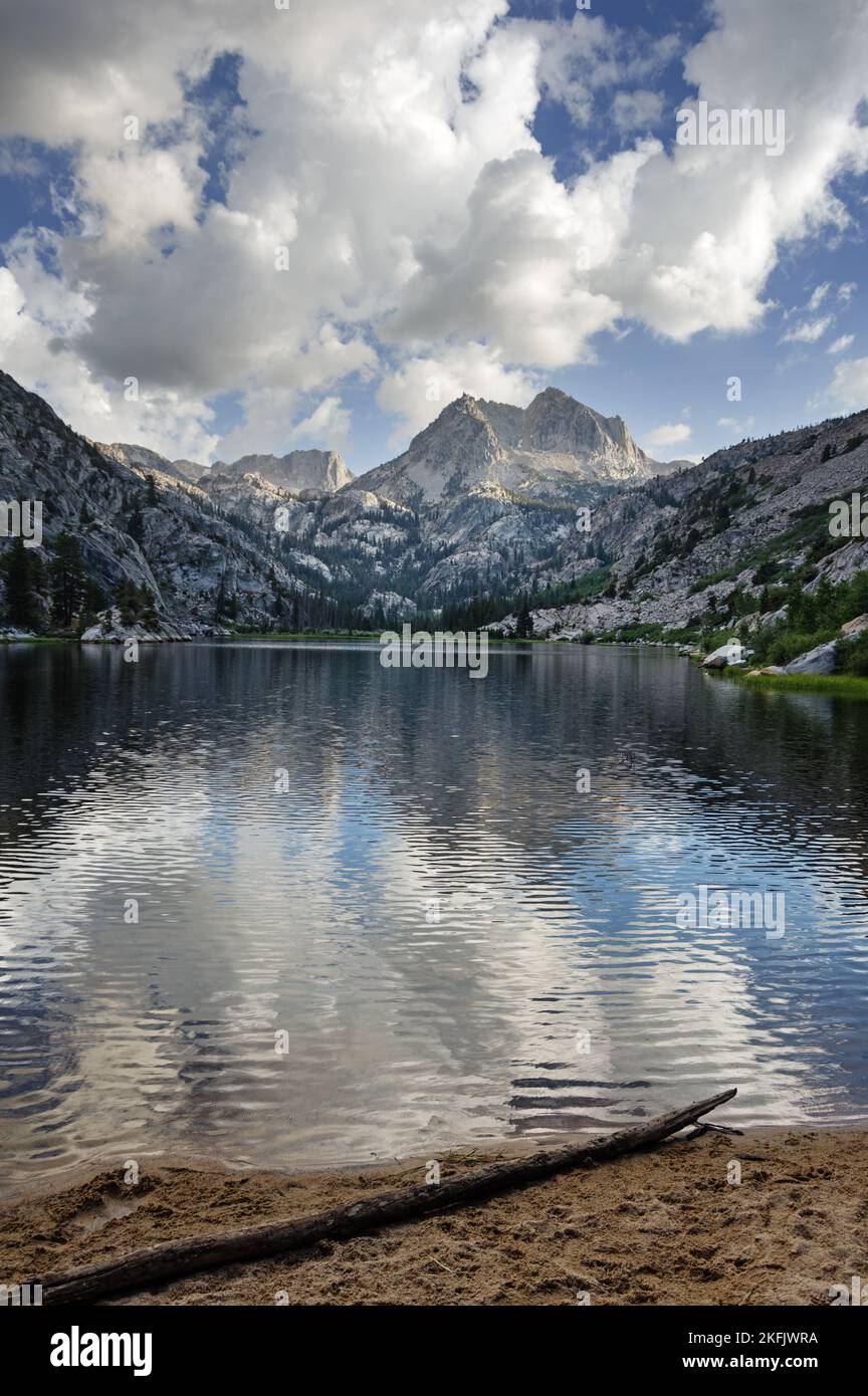 Crown Point si riflette nel lago Barney nel tardo pomeriggio con le nuvole nel cielo Foto Stock