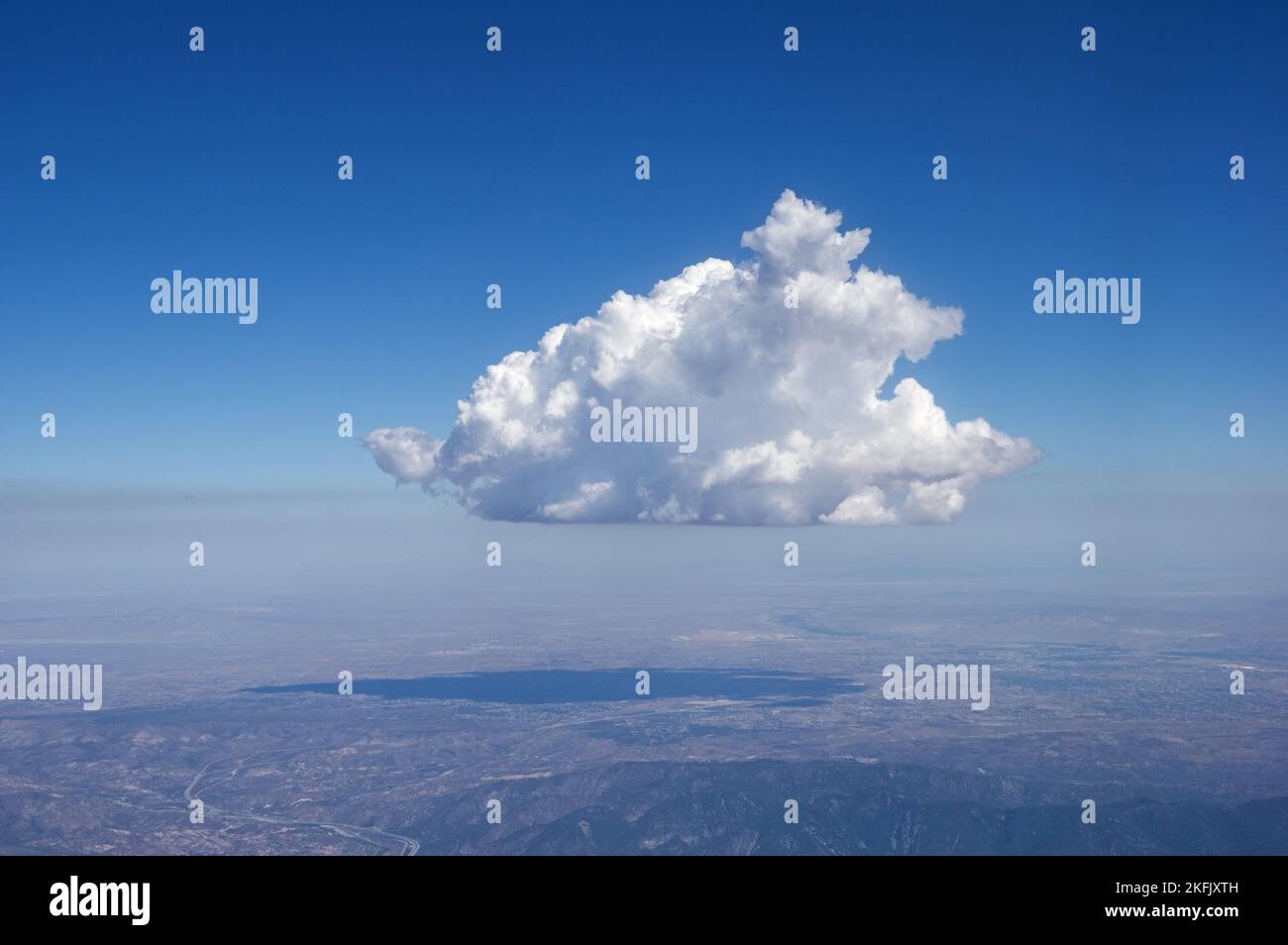 Nuvola sulla California meridionale vista dall'aria Foto Stock