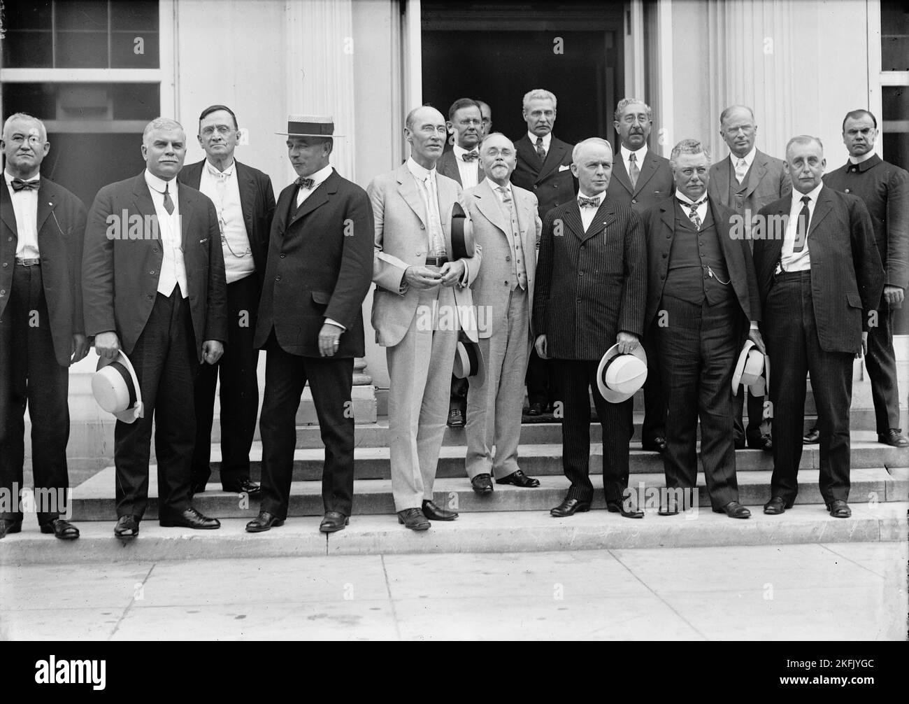 Railroad uomini alla Casa Bianca - teste: W.G. Lee, Pres., Board of Railway Trainmen; Warren B. Stone, Pres., Board of Locomotive Engineers; Herman W. Wills, Washington Republican Labor Orgs.; Alfred H. Smith, V.P., N.Y.C. Ferrovia; A.B. Garretson, Pres., Ord. Conduttori ferroviari; Head in Door Unident.; 1/2 Face, 1913. Foto Stock