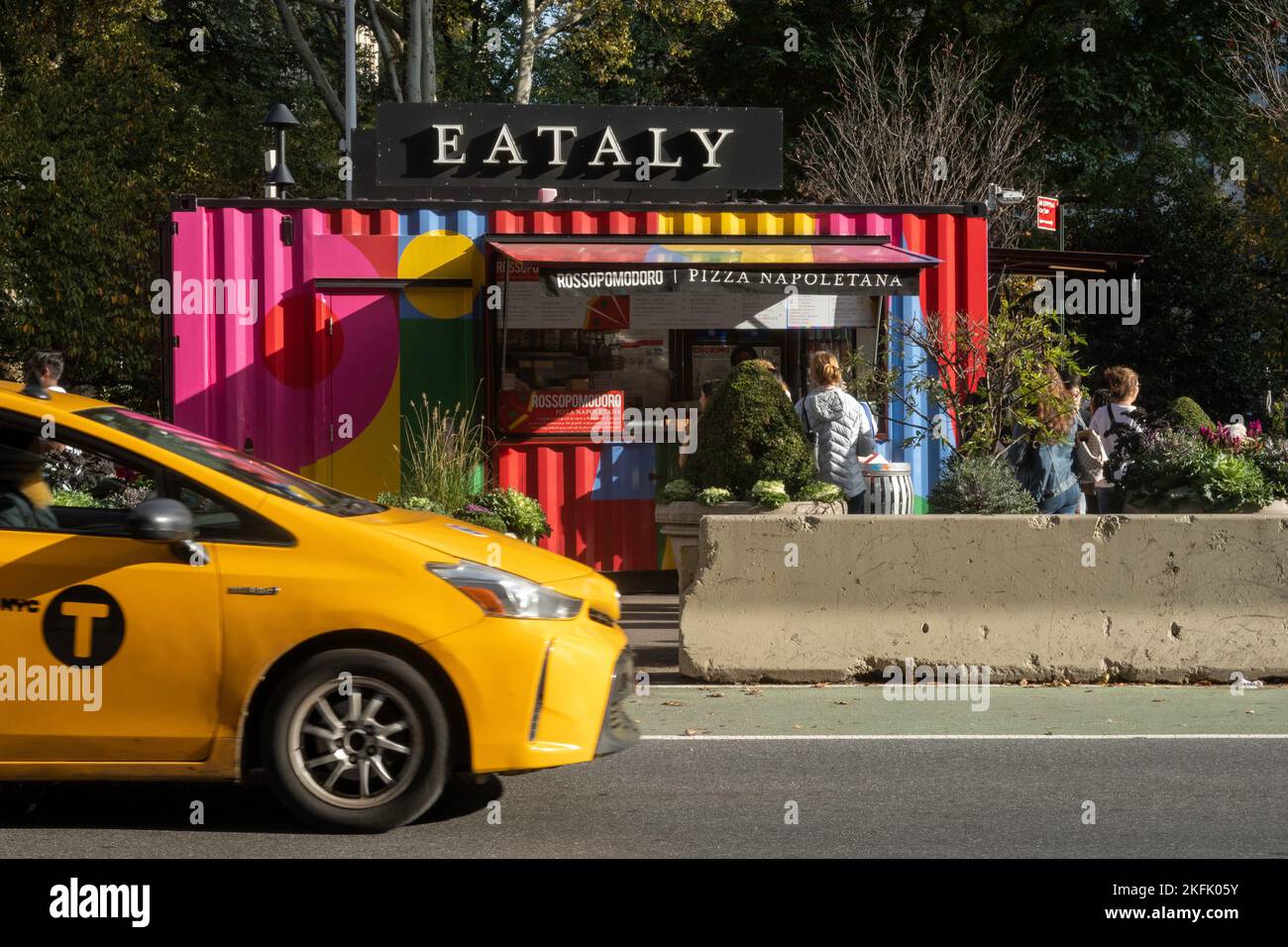 Il mercato alimentare italiano Eataly gestisce uno stand di concessione nella piazza di fronte a Madison Square, Park at Fifth Avenue e 23rd St., 2022, NYC, USA Foto Stock