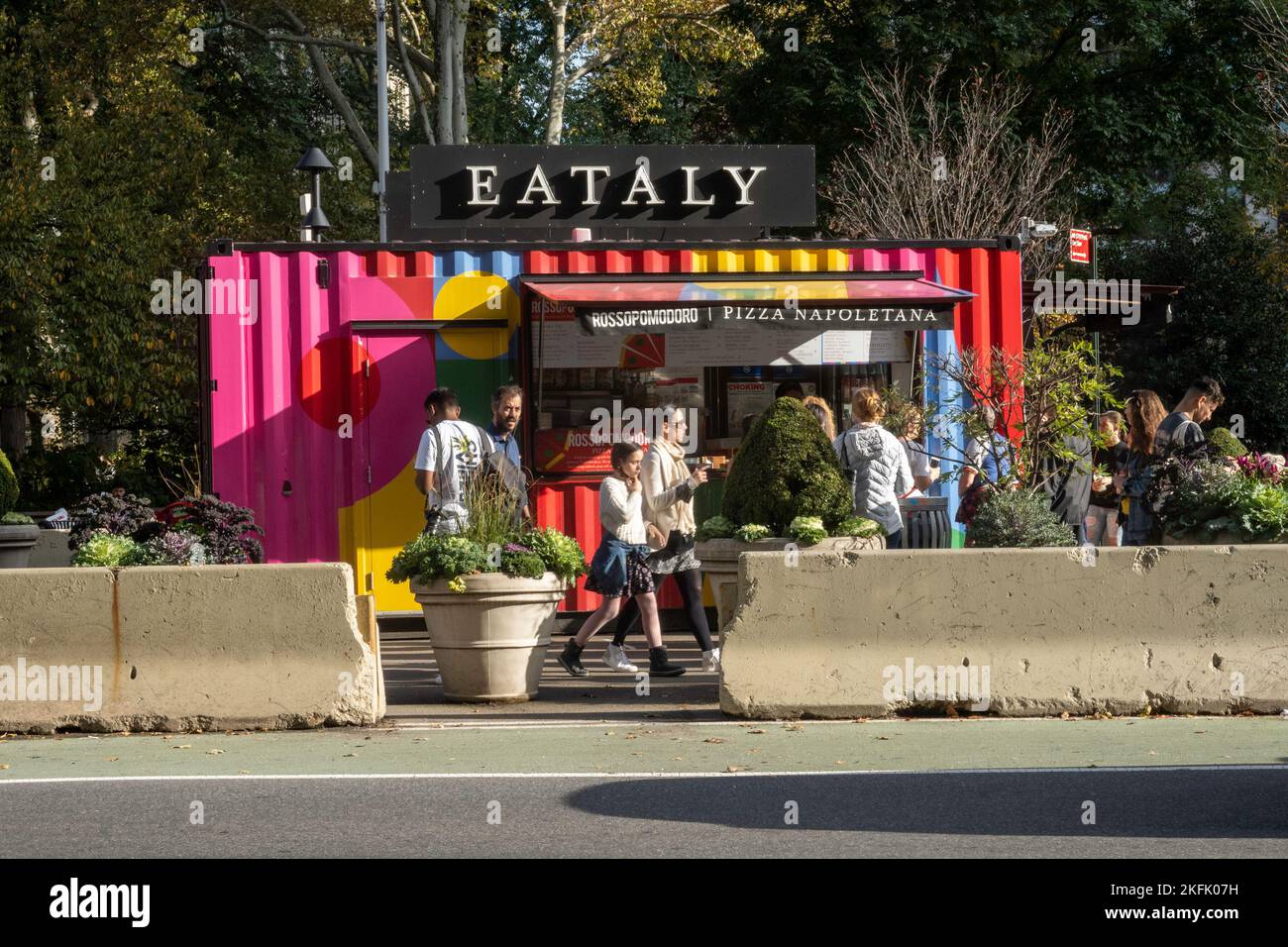 Il mercato alimentare italiano Eataly gestisce uno stand di concessione nella piazza di fronte a Madison Square, Park at Fifth Avenue e 23rd St., 2022, NYC, USA Foto Stock