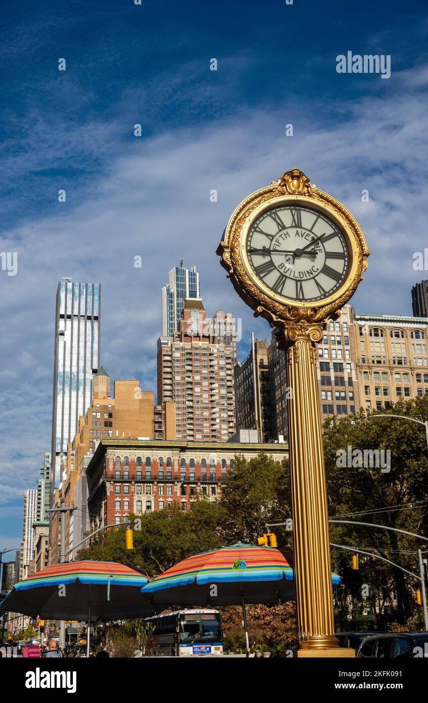 L'orologio Sidewalk sulla Fifth Avenue di fronte al Madison Square Park è un punto di riferimento, New York, USA 2022 Foto Stock