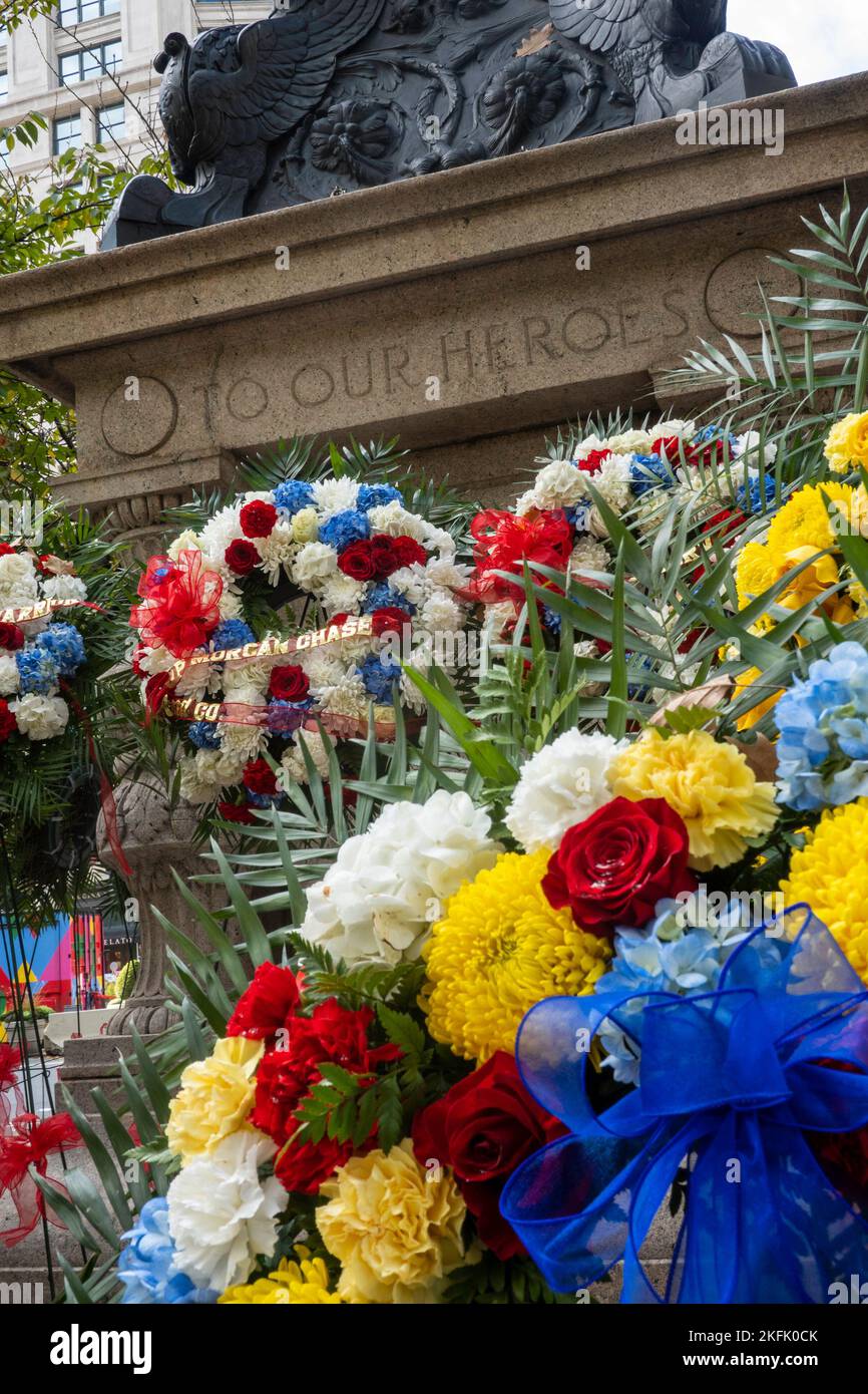 Primo piano delle corone fiorite in onore del Veterans Day a Madison Square, Park, 2022, NYC, USA Foto Stock