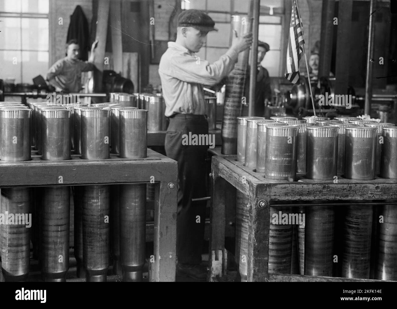 Navy Yard, Stati Uniti, Washington - imballaggio e movimentazione di custodie per cartucce, 1917. Foto Stock