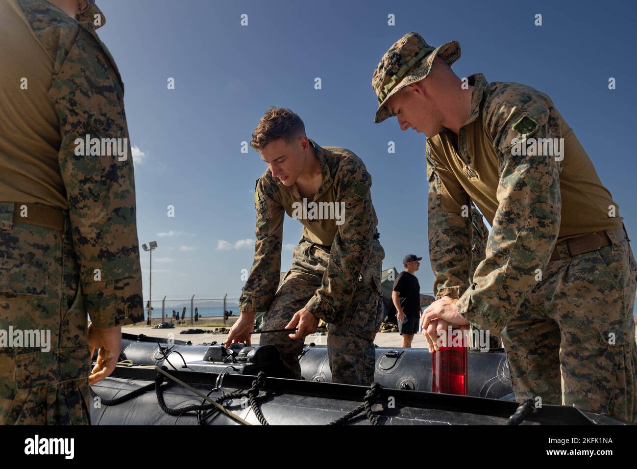 U.S. Marines con 1st battaglione, 2nd Marine Regiment, collega una console di navigazione a un'imbarcazione da combattimento in gomma a Kin Red Harbor, Okinawa, Giappone, 21 settembre 2022. Marines with III Marine Expeditionary Force Expeditionary Operations Training Group Amphibious Raids Branch ha progettato un pacchetto di formazione per la manovra di litorale per 1st BN., 2nd Marines, per prepararsi alle future operazioni negli ambienti di litorale. 1st BN., 2nd Marines, viene distribuito a III MEF nell'ambito del programma di distribuzione delle unità. Foto Stock