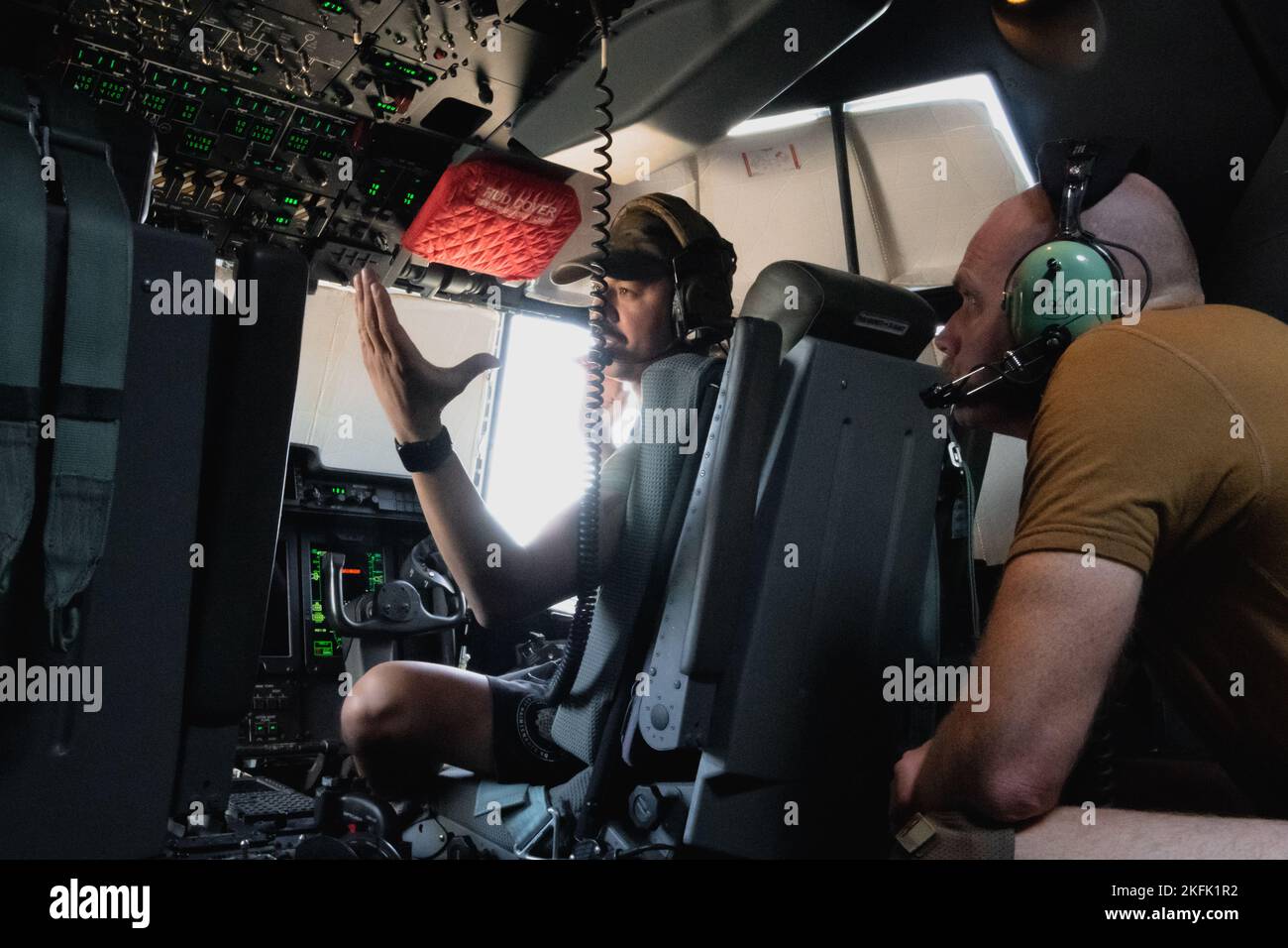 U.S. Air Force Tech. SGT. Michael Sanches, Crew Chief, 801st Expeditionary Maintenance Squadron, descrive le parti e le funzioni di un aereo HC-130J Combat King II al Comandante aereo 332d Air Expeditionary Wing col. Jason Houston, come parte del programma “Red Tail Connection” in una località non divulgata nel sud-ovest asiatico, 21 settembre 2022. Queste visite a immersione forniscono una maggiore comprensione delle abilità uniche che ogni Airman porta al team AEW Red Tail 332d. Foto Stock