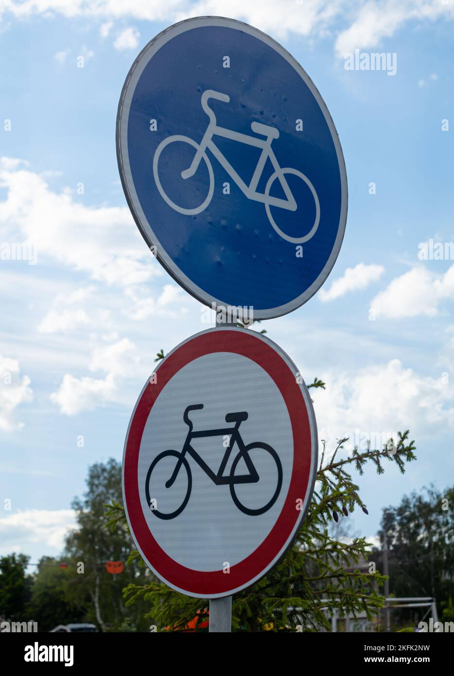 cartelli stradali contro il cielo, il trasporto è chiuso e ciclisti Foto Stock