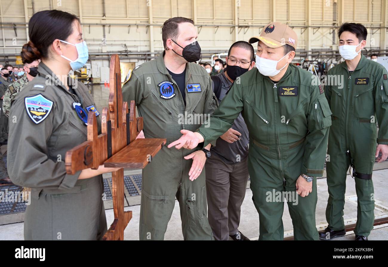 BASE AEREA DI KADENA, Giappone (settembre 21, 2022) – CMdR. Nicholas Bullard, comandante della flotta Air Reconnaissance Squadron (VQ) 1 presenta un regalo al capitano Sugahara Katsunori, comandante del Giappone Maritime Self-Defense Force Air Reconnaissance Squadron (VQ) 81, durante il RAIJIN 22-2, uno scambio annuale di unità. Con sede a Whidbey Island, Washington, i “World Watchers” VQ-1 sono attualmente operativi dalla base aerea di Kadena a Okinawa, Giappone. Lo squadrone conduce le operazioni navali come parte di un dispiegamento rotazionale verso l'area delle operazioni della flotta degli Stati Uniti 7th. Foto Stock