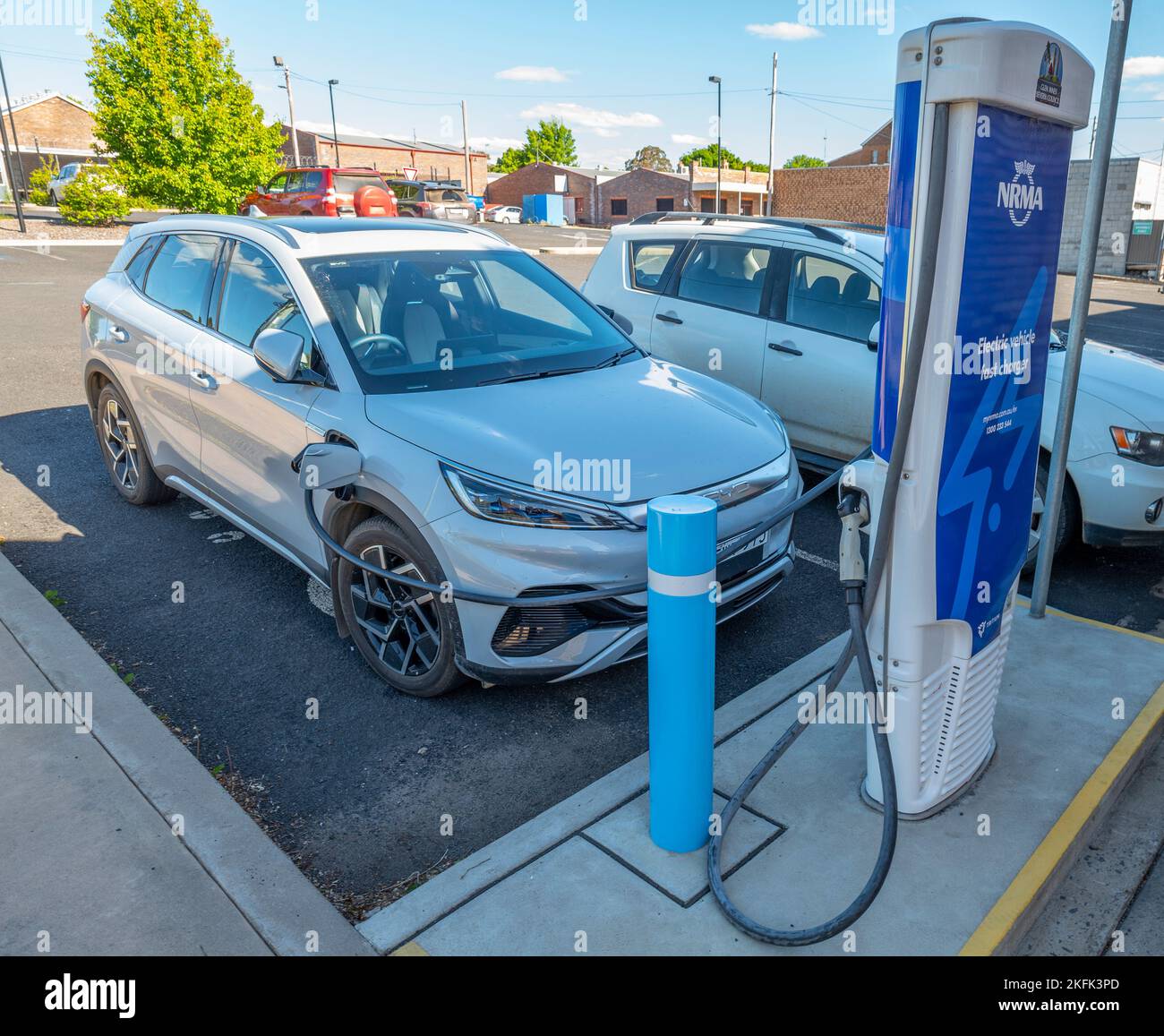 BYD Design atto 3 ricarica del veicolo elettrico presso il caricabatterie NRMA di Glen Innes, nuovo Galles del Sud, australia Foto Stock