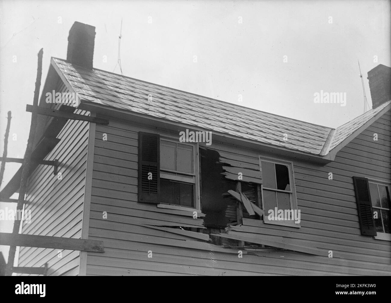 Indian Head, Md Navy Proving Ground. Residenza di George Swann, danneggiata da 16' Shell che colpì un altro in sandbank, e fu deviata su Countryat 3/4 Angle, 1916. Foto Stock