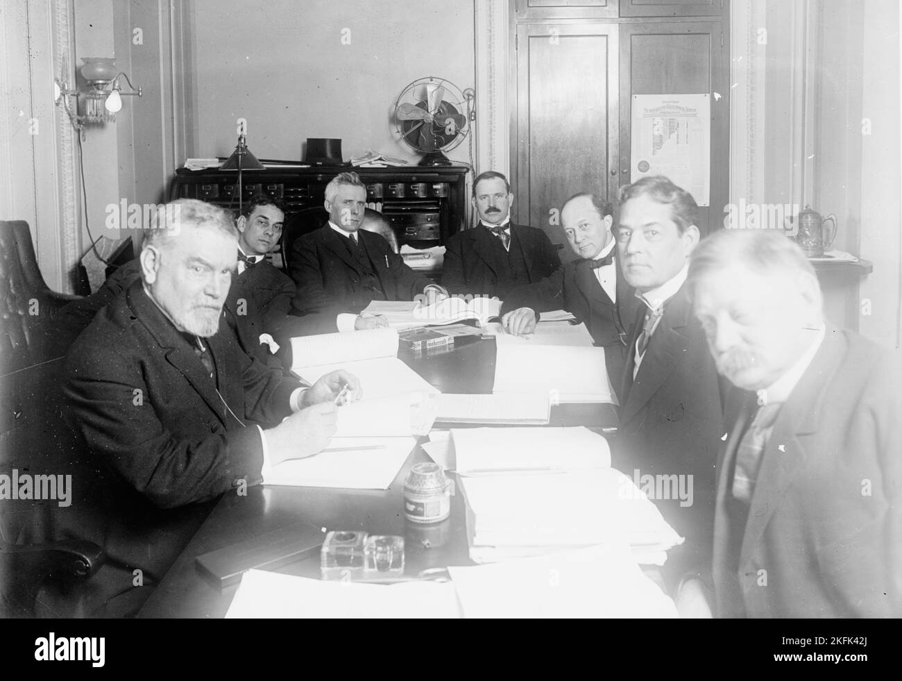 Comitato della Camera dei rappresentanti - Comitato misto per le banche e la valuta. Sen. O'Gormanof NY; carter Glass, Rep. Di va, 2nd a essere dietro o'Gorman; Rep. Korbly di in; Sen. Reed di Mo.; Sen. Hollis di NH; Sen. Pomerene di Oh; Sen. Owens di OK, Presidente; Sen. Shafroth di Co., 1913. Foto Stock Comitato della Camera dei rappresentanti - Comitato misto per le banche e la valuta. Sen. O'Gormanof NY; carter Glass, Rep. Di va, 2nd a essere dietro o'Gorman; Rep. Korbly di in; Sen. Reed di Mo.; Sen. Hollis di NH; Sen. Pomerene di Oh; Sen. Owens di OK, Presidente; Sen. Shafroth di Co., 1913. Foto Stock