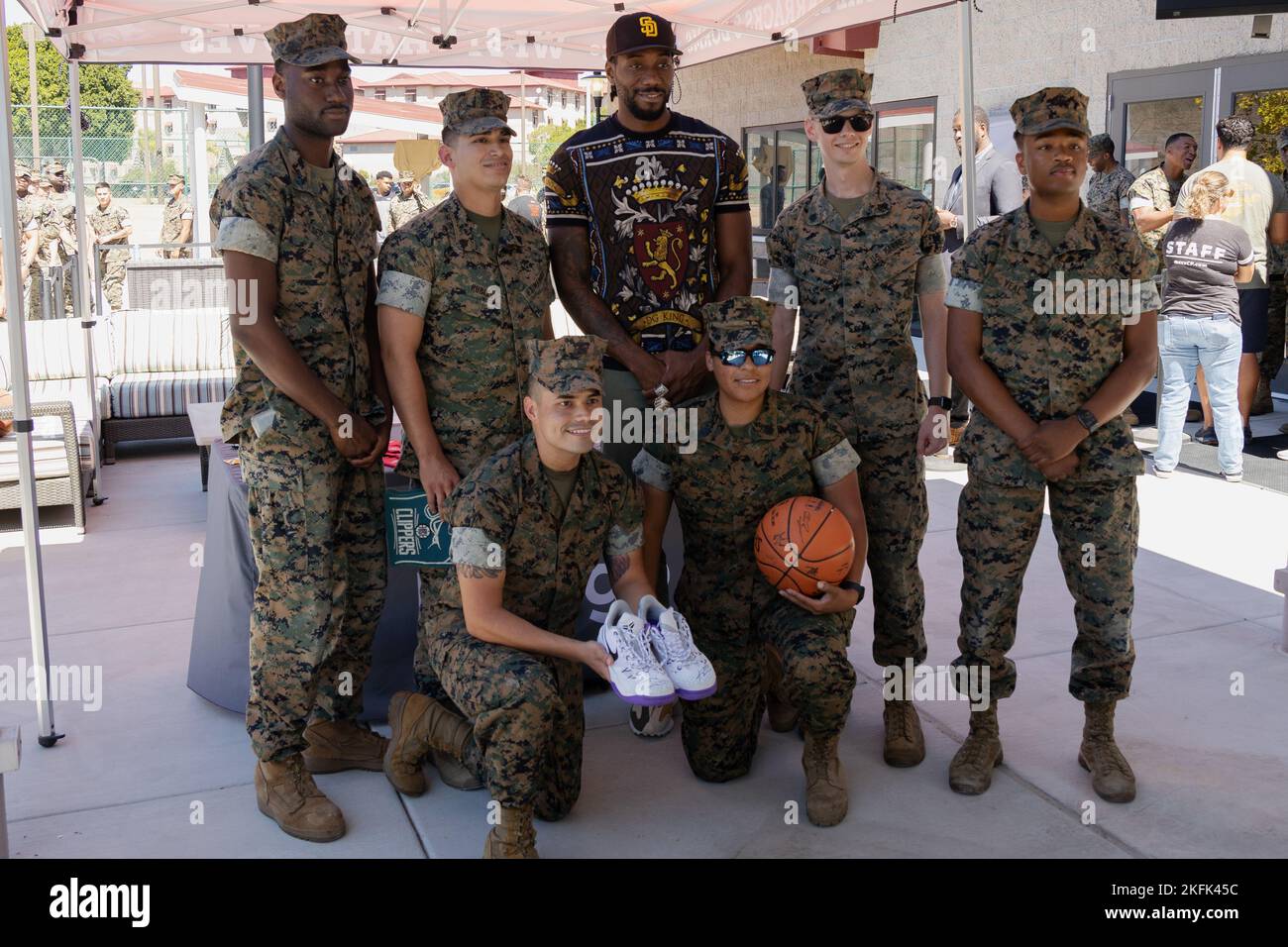 I Marines degli Stati Uniti si posano per una foto con Kawhi Leonard, un giocatore di basket professionista americano della National Basketball Association, durante un evento Meet and Greet presso il Camp Margarita Active Duty Center sulla base del corpo dei Marine Camp Pendleton, California, 21 settembre 2022. Marine Corps Community Services ospita eventi e attività in tutta la base per aumentare il morale e promuovere la cameratismo tra Marines. Foto Stock