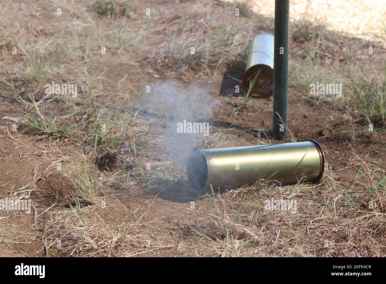 Un involucro fumante da un howitzer rotondo 105 mm atterra sul terreno durante Sgt. Lisette Ugalde per la prima volta che spara come capo sezione howitzer femminile per 2-2nd fa 21 settembre 2022. Foto Stock