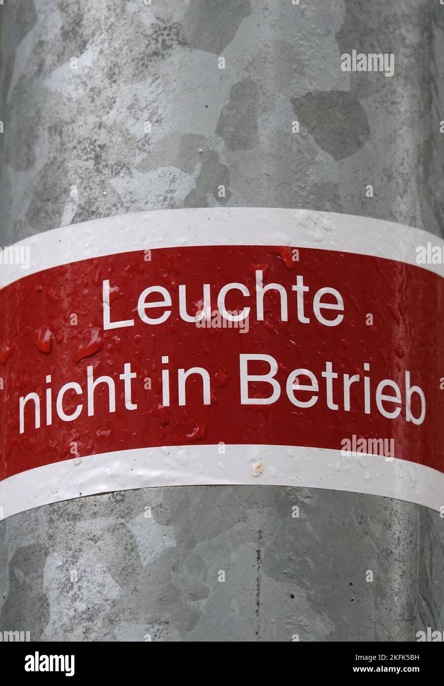 PRODUZIONE - 17 novembre 2022, Amburgo: Un adesivo è attaccato su una lanterna non funzionante nel Volkspark di Amburgo con l'iscrizione 'Light Not in Operation'. Nel febbraio di quest'anno, 48 lanterne sono state allestite lungo una pista da jogging nel Volkspark di Amburgo-Altona per circa 400.000 euro - ma senza cavi di alimentazione. (A dpa: 'Lanterne istituito in Volkspark per 400.000 euro - ma senza potere') Foto: Kilian Genius/dpa Foto Stock