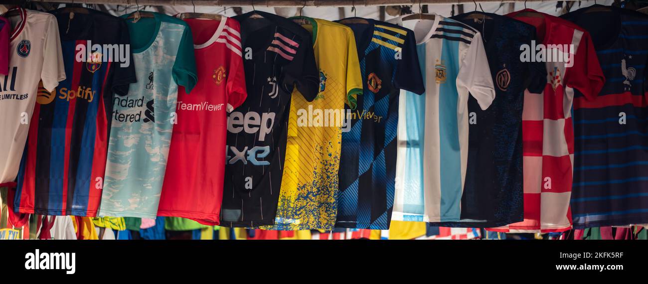 Calcutta, India - 15 novembre 2022. Maglie da calcio di vari paesi sono appesi in un negozio al dettaglio per vendere. Foto Stock
