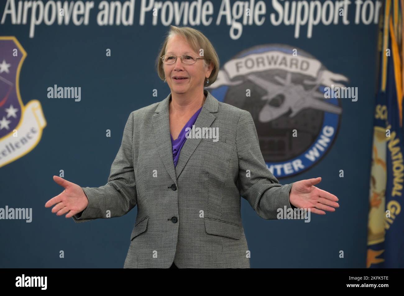 Aeroporto di U.S. Air Force Brig. Il generale Margaret Bair si rivolge ai partecipanti dopo la sua introduzione nella Wisconsin Air National Guard Hall of Fame durante una cerimonia al Truax Field di Madison, Wisconsin, 22 settembre 2022. Bair ha iniziato la sua carriera militare nel 1976 come infermiera dell'aeronautica militare, passando alla Montana Air National Guard nel 1986 e al Wisconsin ANG nel 1994. Durante la sua carriera ha servito come comandante del gruppo medico 128th a Milwaukee e capo di stato maggiore del Wisconsin ANG, diventando la prima donna ufficiale generale nella storia del Wisconsin ANG. Foto Stock