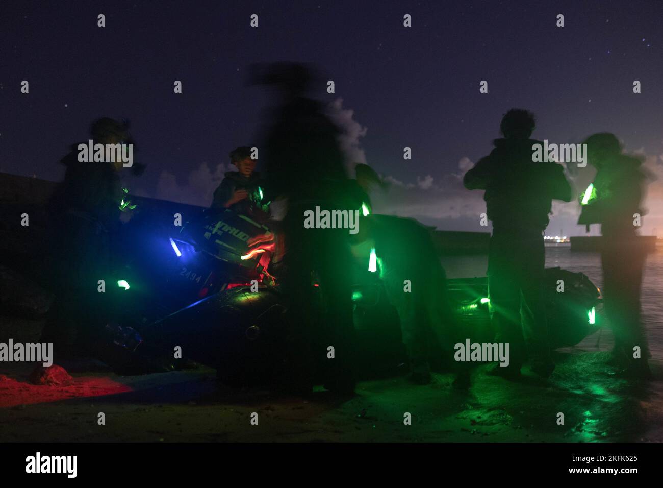 U.S. Marines con 1st battaglione, 2nd Marine Regiment, preparano l'artigianato da combattimento della gomma alla Kin Blue Beach Training Area, Okinawa, Giappone, 22 settembre 2022. Marines with III Marine Expeditionary Force Expeditionary Operations Training Group Amphibious Raids Branch ha progettato un pacchetto di formazione per la manovra di litorale per 1st BN., 2nd Marines, per prepararsi alle future operazioni negli ambienti di litorale. 1st BN., 2nd Marines, viene distribuito a III MEF nell'ambito del programma di distribuzione delle unità. Foto Stock