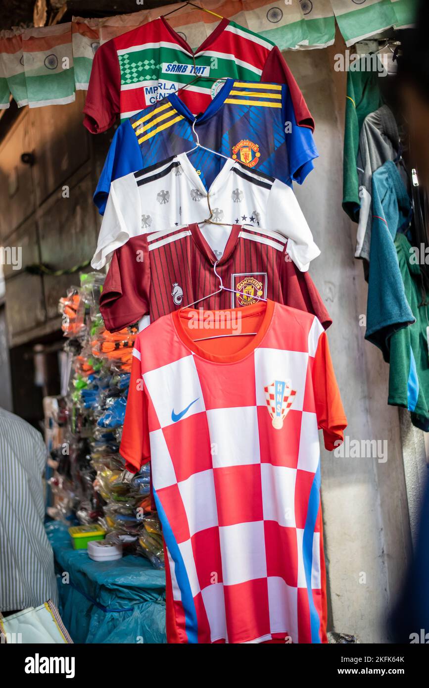 Calcutta, India - 15 novembre 2022. Le maglie da calcio di vari paesi sono  appese in un negozio al dettaglio per vendere Foto stock - Alamy