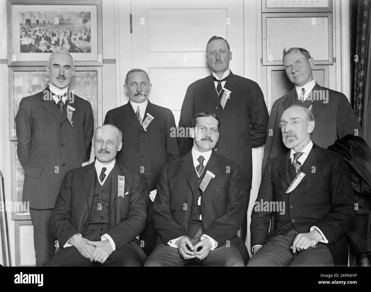 Camera di commercio degli Stati Uniti, 1913. Secondo incontro annuale della Camera di Commercio degli Stati Uniti d'America al New Willard Hotel, Washington, DC. Direttori. Posteriore: John H. Fayey; W.M. McCormick; R. G. (Robert Goodwyn) Rhett; T.L.L. Tempio. Fronte: H. agosto (Hugo) Vogel; Harry A. Wheeler, presidente; a destra (prima fila) è Charles R. (Richard) Van Hise, presidente dell'Università del Wisconsin. Foto Stock