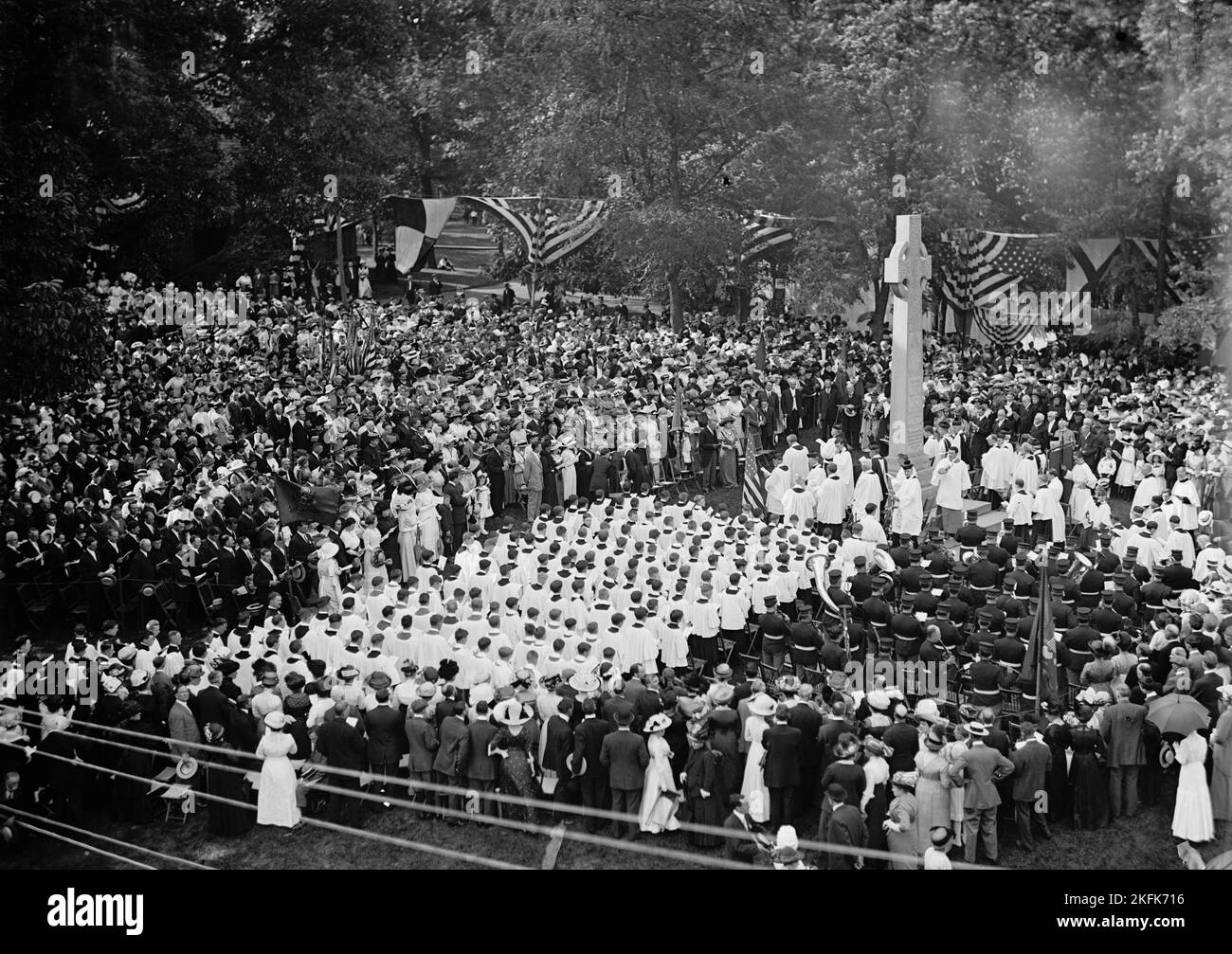 Servizio Memoriale, Cattedrale dei Santi Pietro e Paolo, Washington National Cathedral, 1913. Per la Chiesa Parrocchiale. St. Alban's. Servizi commemorativi della Guerra Spagnola a Peace Cross. Il presidente Woodrow Wilson partecipa a un servizio presso la Cattedrale di San Pietro e San Paolo nella Città e nella Diocesi di Washington, comunemente nota come Washington National Cathedral, sul Monte Saint Alban. La Croce della Pace Celtica è stata dedicata il 23 ottobre 1898, in un servizio commemorativo che commemorava la fine della guerra tra Spagna e America. Foto Stock