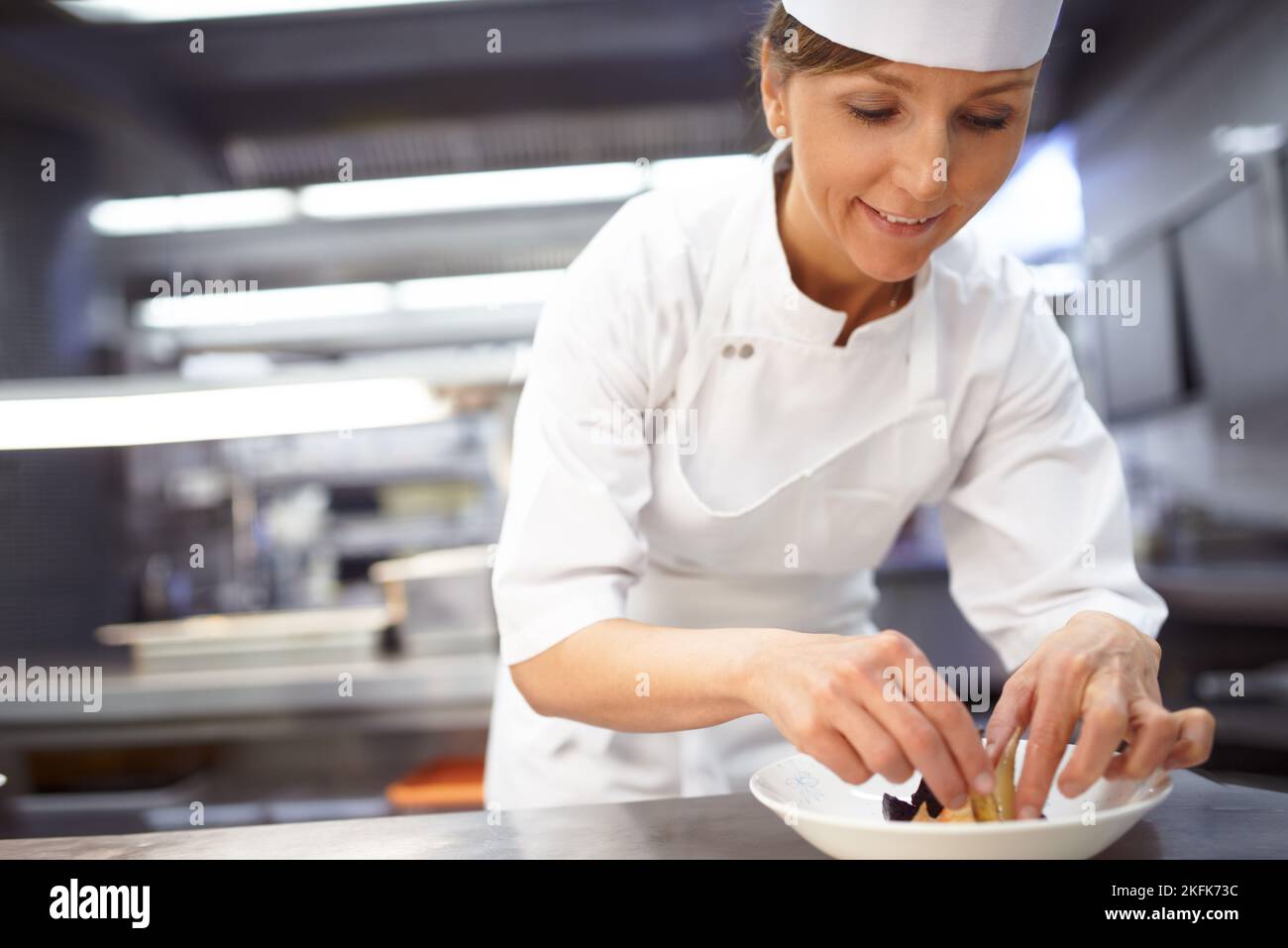 Preparazione di piatti bellissimi. Uno chef prepara dessert in una cucina professionale. Foto Stock