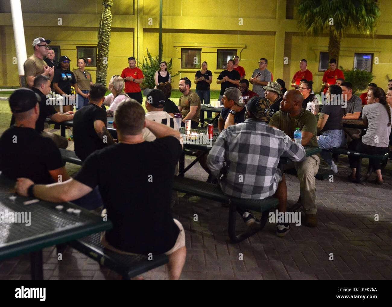 220922-N-FB203-0142 MANAMA, Bahrein (22 settembre 2022) Naval Support Activity (NSA) i marinai del Bahrein tengono una veglia a lume di candela come parte del mese di consapevolezza del suicidio. La NSA Bahrain consente alle forze statunitensi e alleate di operare in avanti e di reagire a sostegno della missione di Navy Region Europe, Africa, Sud-Ovest asiatico di fornire servizi alla flotta, combattente e famiglia. Foto Stock