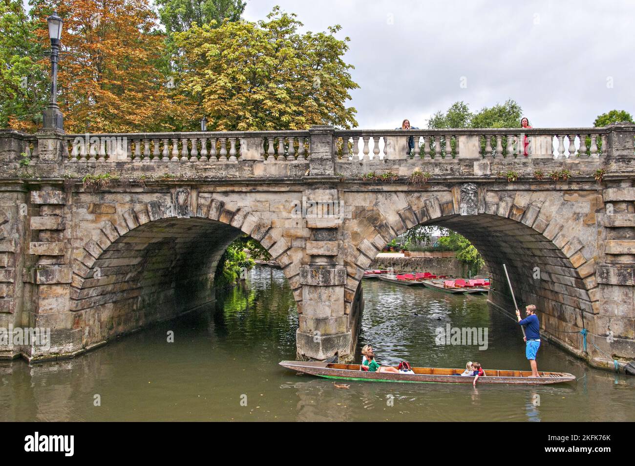 Punting sul fiume Cherwell vicino Magdalen College a Oxford, Inghilterra Foto Stock