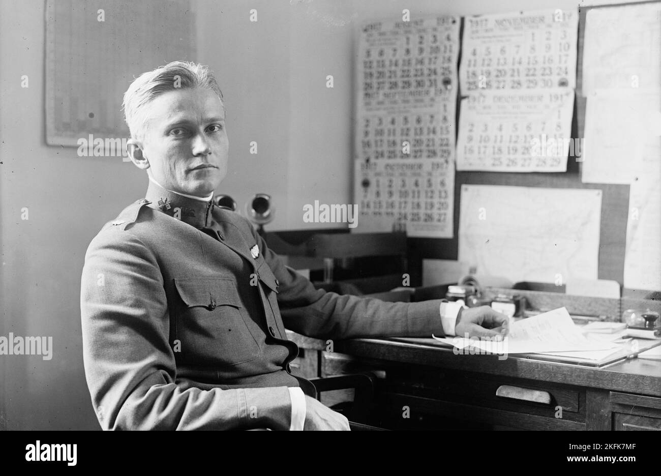 Hiram Bingham III, Aviator - alla scrivania, 1917. Ufficiale militare americano, esploratore e politico. Nel 1911 'riscoperto', con la guida delle popolazioni indigene, la cittadella Inca di Machu Picchu in Perù. Foto Stock Hiram Bingham III, Aviator - alla scrivania, 1917. Ufficiale militare americano, esploratore e politico. Nel 1911 'riscoperto', con la guida delle popolazioni indigene, la cittadella Inca di Machu Picchu in Perù. Foto Stock
