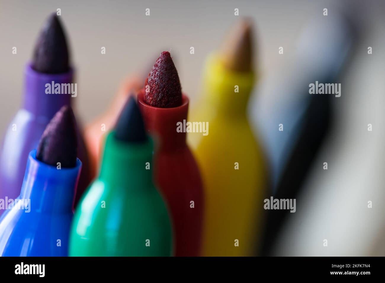 Le punte colorate della penna Sharpie si avvicinano in un cestino Foto Stock