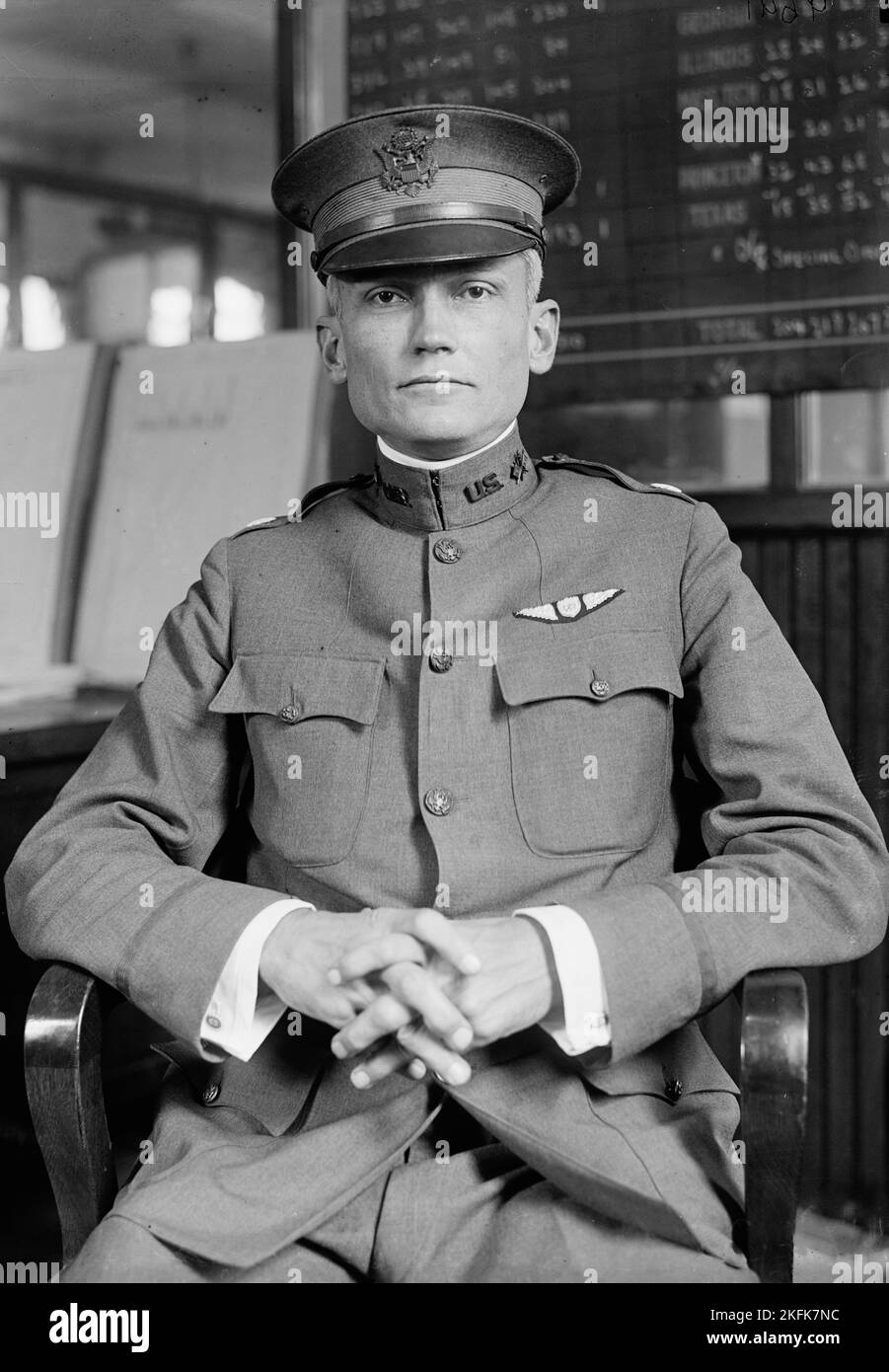 Hiram Bingham III, Aviator - alla scrivania, 1917. Ufficiale militare americano, esploratore e politico. Nel 1911 'riscoperto', con la guida delle popolazioni indigene, la cittadella Inca di Machu Picchu in Perù. Foto Stock Hiram Bingham III, Aviator - alla scrivania, 1917. Ufficiale militare americano, esploratore e politico. Nel 1911 'riscoperto', con la guida delle popolazioni indigene, la cittadella Inca di Machu Picchu in Perù. Foto Stock