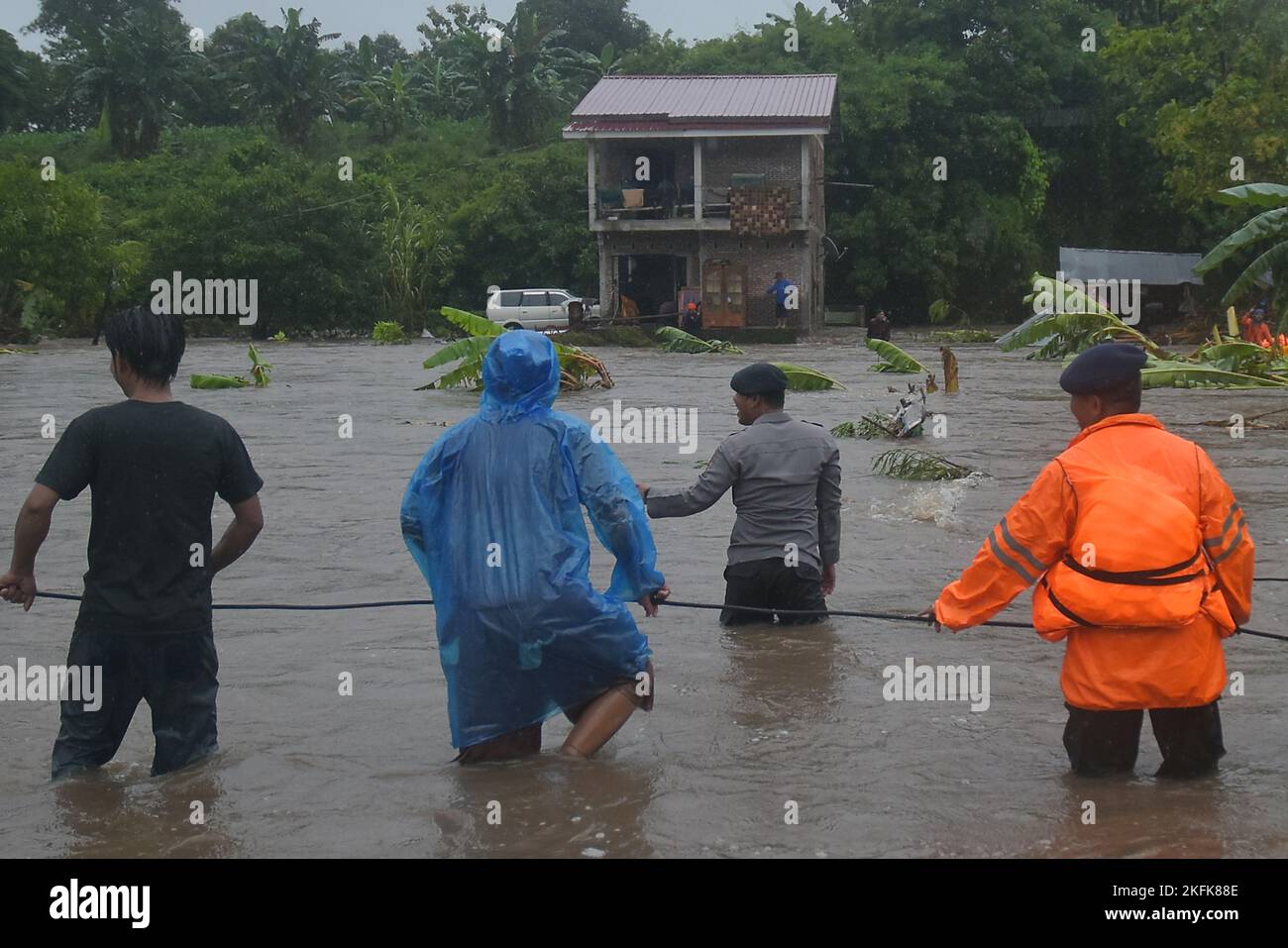I membri della Joint Mobile Brigade Unit Battalion B, National Search and Rescue Agency, TNI e BPB evacuano i residenti intrappolati nelle inondazioni a Parepare City, South Sulawesi. (Foto di Zul Kifli/Pacific Press) Foto Stock