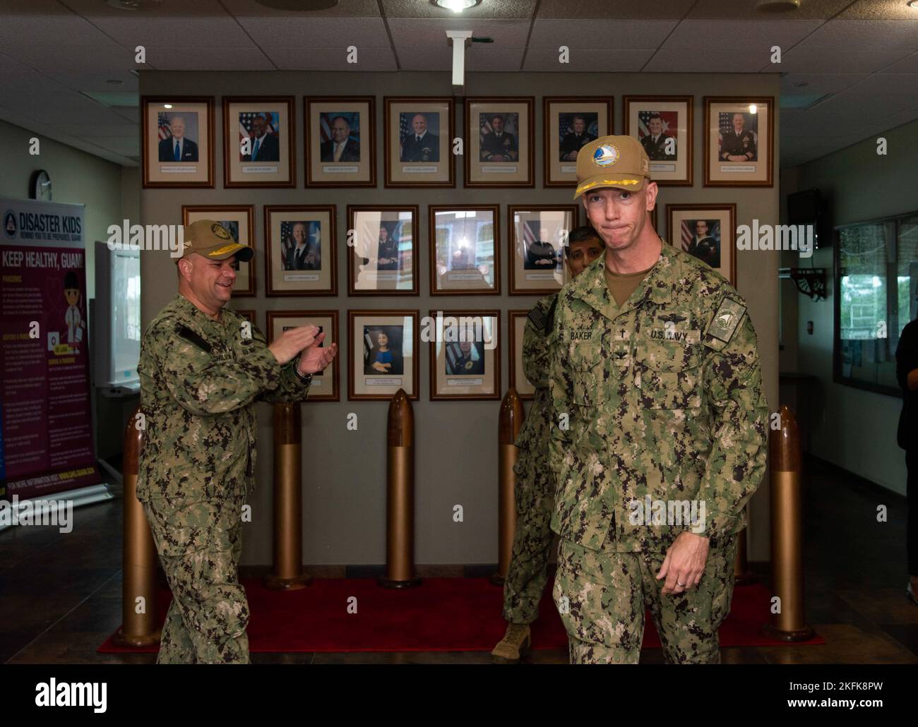 ASAN, Guam (dal 22, 2022) - il capitano Michael R. Baker, un cappellano della Marina, riceve un'ovazione per il suo servizio dedicato da personale militare e civile della Joint Region Marianas, 22 settembre. Chaplain Baker continua il suo servizio presso la U.S. Fleet Cyber Command, ft. Meade, Maryland. Foto Stock
