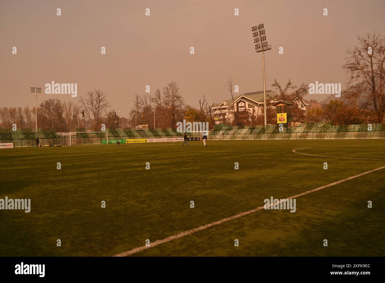 18 novembre 2022, Srinagar, Jammu e Kashmir, India: I preparativi per la partita sono in corso allo Srinagar Football Stadium tra il Rajasthan United FC, che prenderà il Real Kashmir FC nel loro secondo gioco della i-League al TRC Stadium qui il Sabato. Il gioco vedrà il ritorno del calcio nella Valle dopo due anni di protocolli Covid. I biglietti per il gioco sono già stati esauriti e si prevede la partecipazione di circa 14.000 fan. (Credit Image: © MUbashir Hassan/Pacific Press via ZUMA Press Wire) Foto Stock