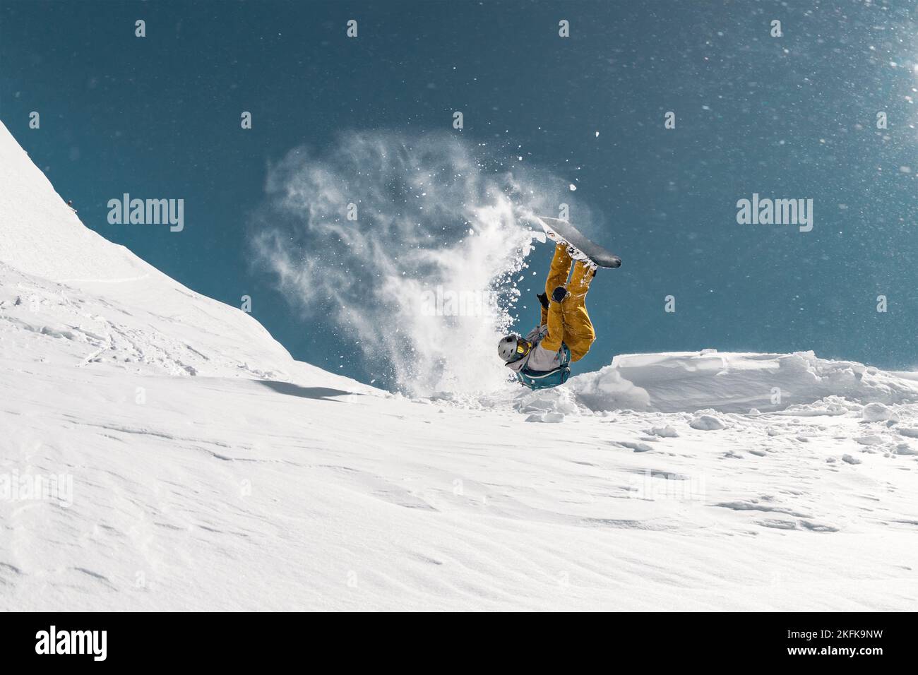 Snowboarder fare salto e flip presso la stazione sciistica. Sport invernali estremi Foto Stock