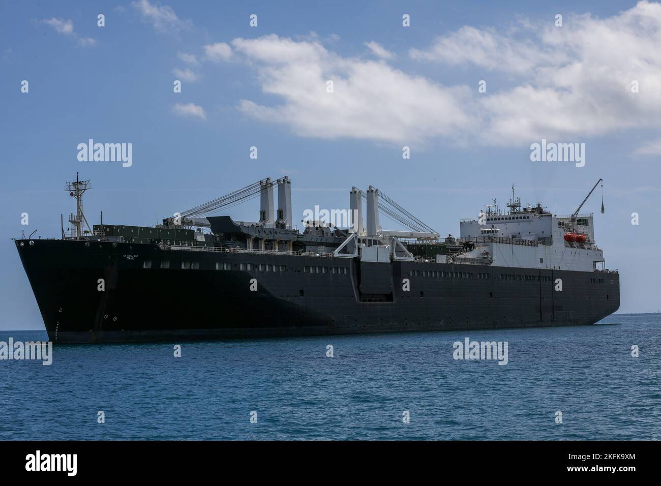 United States Naval Ship Dahl (T-AKR 312) entra in un porto durante l'esercizio Resolute Dragon 22 presso la base navale di White Beach, il 22 settembre 2022. Resolute Dragon 22 è un esercizio annuale progettato per rafforzare le capacità difensive dell'alleanza USA-Giappone esercitando comandi e controlli integrati, targeting, armi combinate e manovre in più domini. Foto Stock