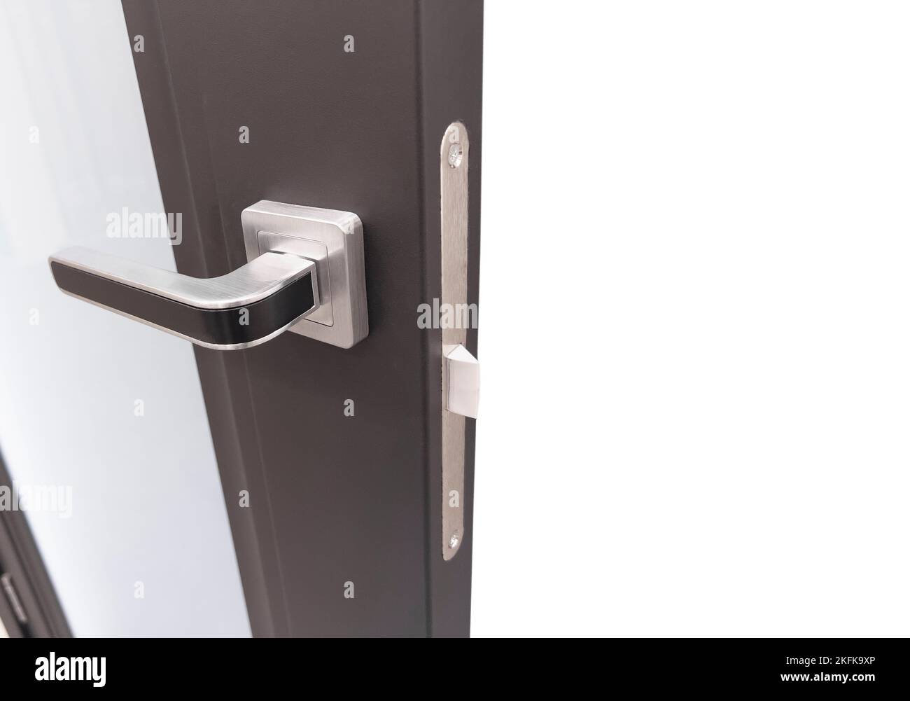 Chiusura dell'elemento della maniglia della portiera. Maniglia della porta isolatasu sfondo bianco. Concetto di accessori per interni di design Foto Stock