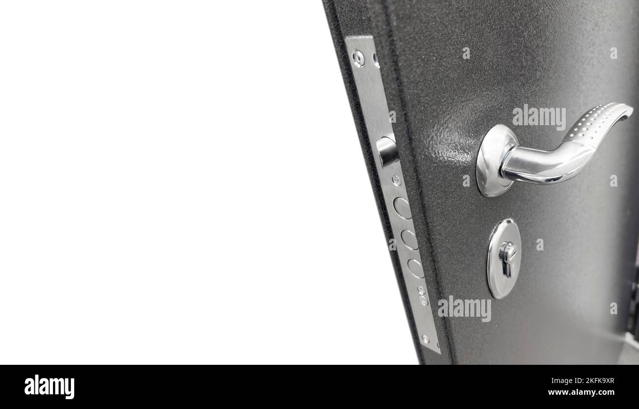 Chiusura dell'elemento della maniglia della portiera. Maniglia in metallo per porta isolatasu sfondo bianco. Concetto di accessori per interni di design Foto Stock