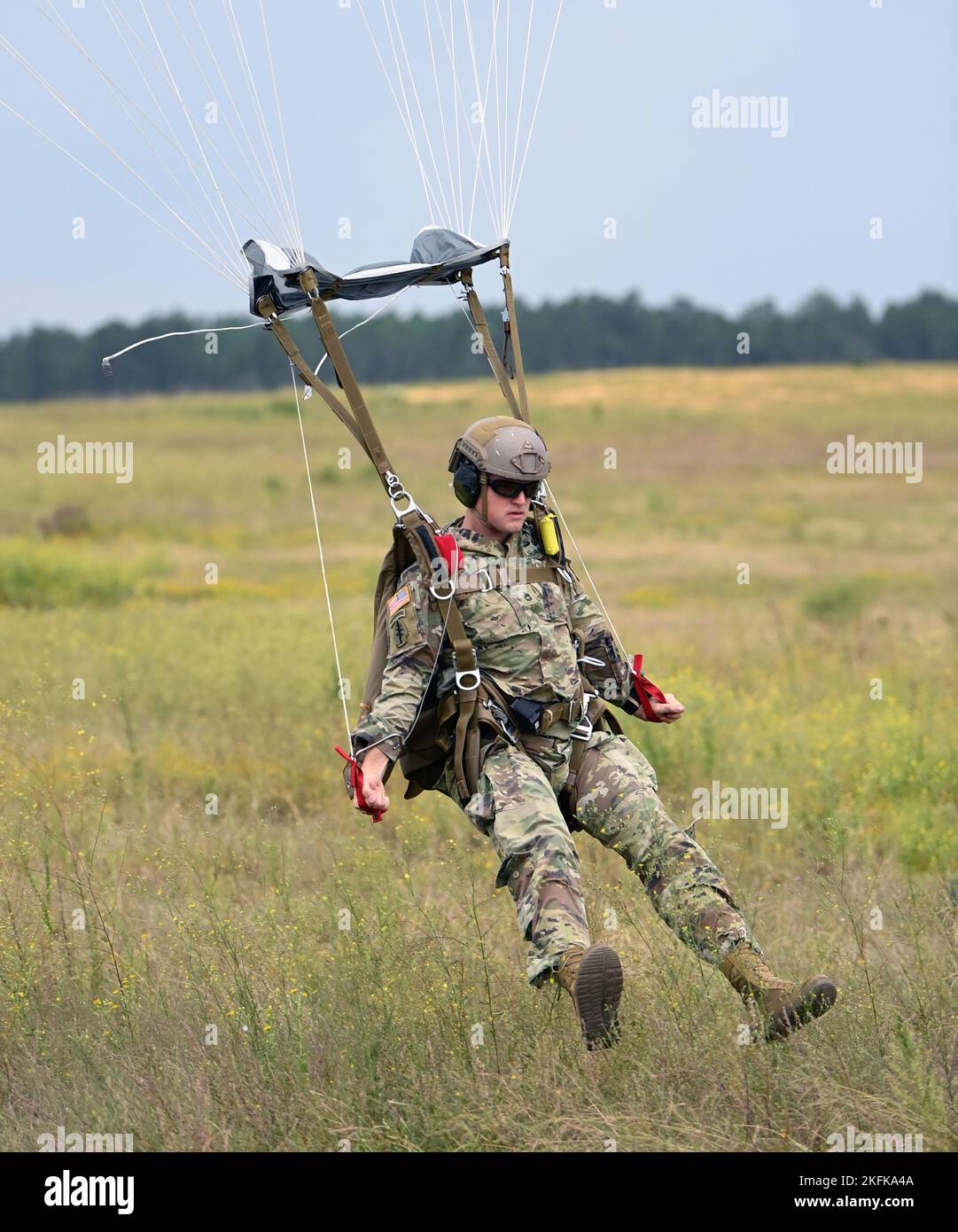 Un soldato dell'esercito statunitense John F. Kennedy Special Warfare Center and School atterra sulla Luzon Drop zone durante l'allenamento autunnale a Camp Mackall, North Carolina 22 settembre 2022. I paracadutisti della caduta libera hanno saltato da 7.000 piedi sopra il terreno. Foto Stock