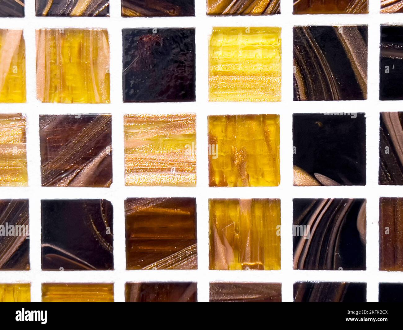 Mosaico con tessere colorate sfondo texture. Motivo a mosaico. Piccole piastrelle quadrate simmetriche mosaico ceramica Foto Stock